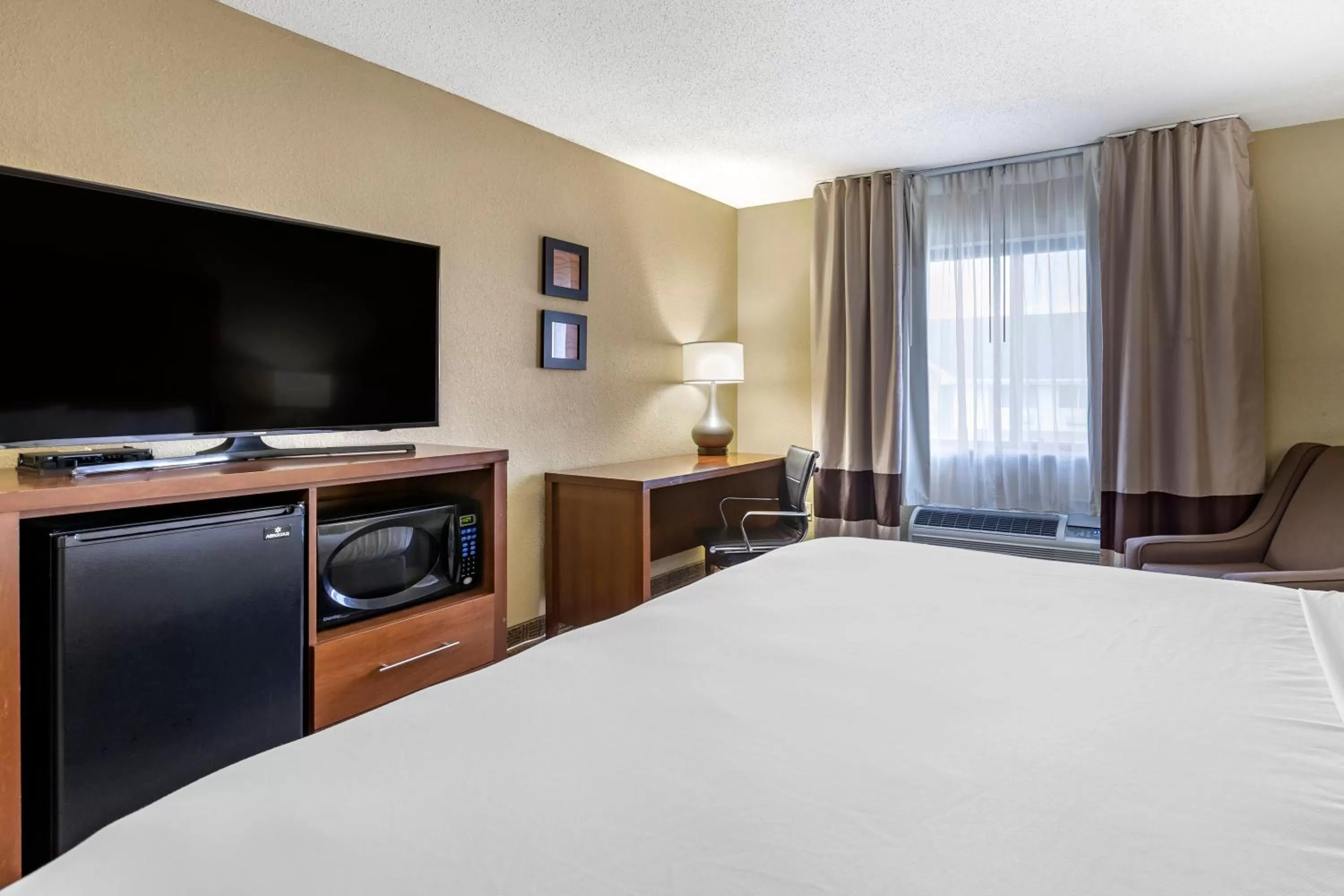 TV and multimedia, Bed in Comfort Inn Moline - Quad Cities