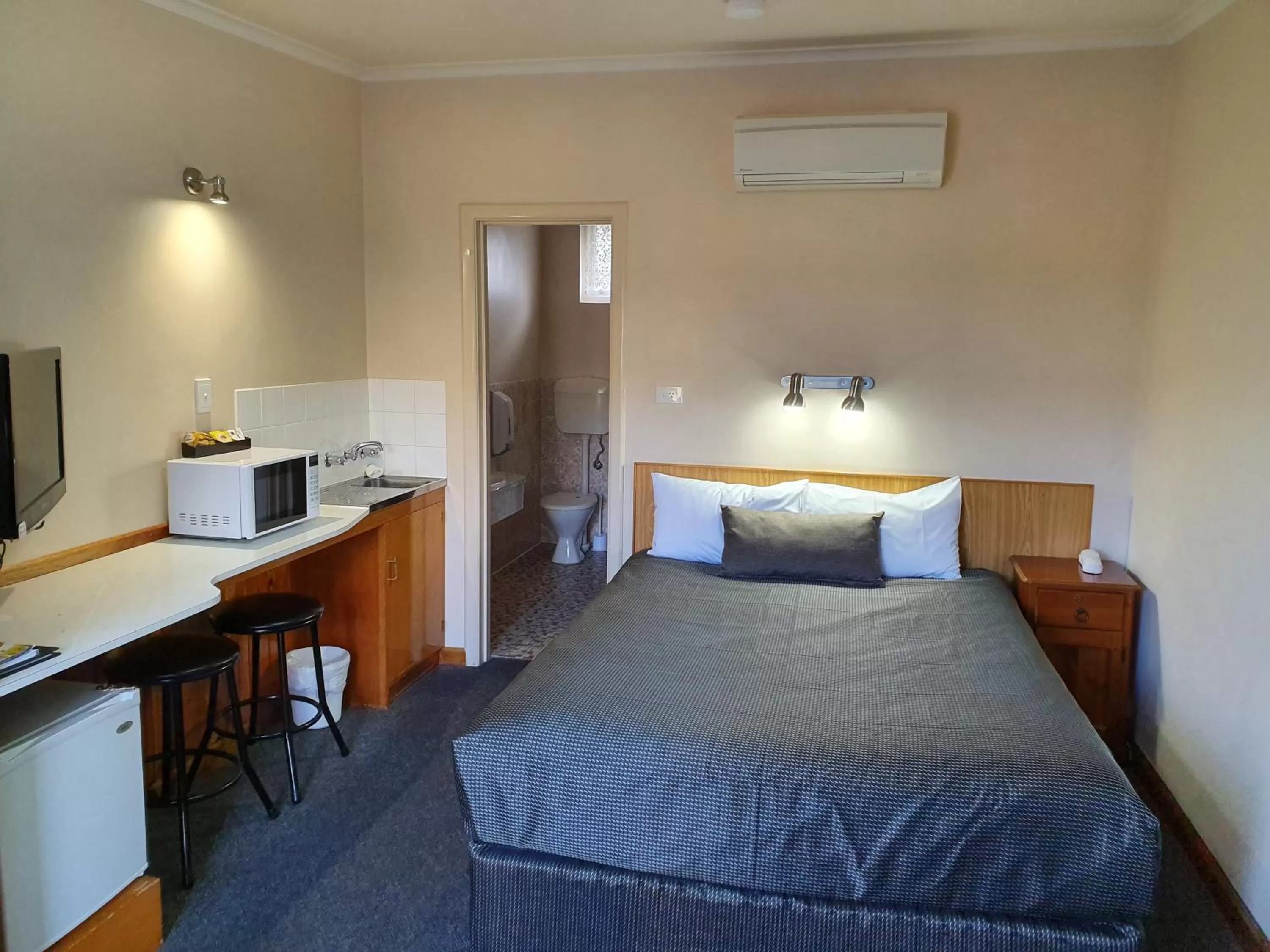 Photo of the whole room, Bed in Tower Motor Inn