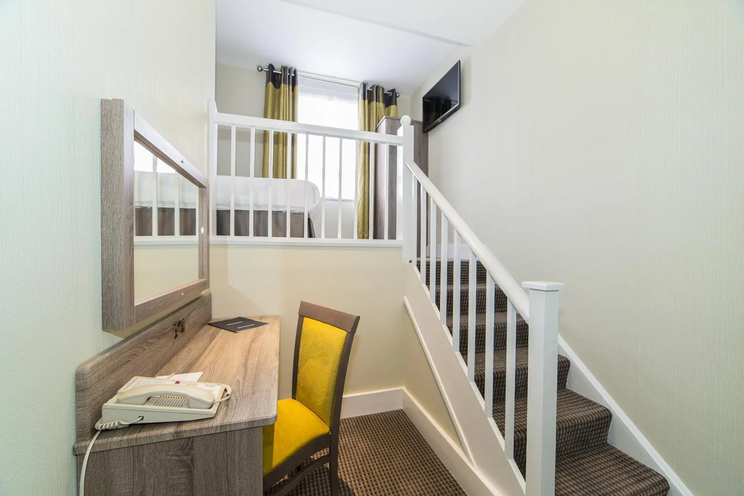 Bedroom, Bed in Phoenix Hotel