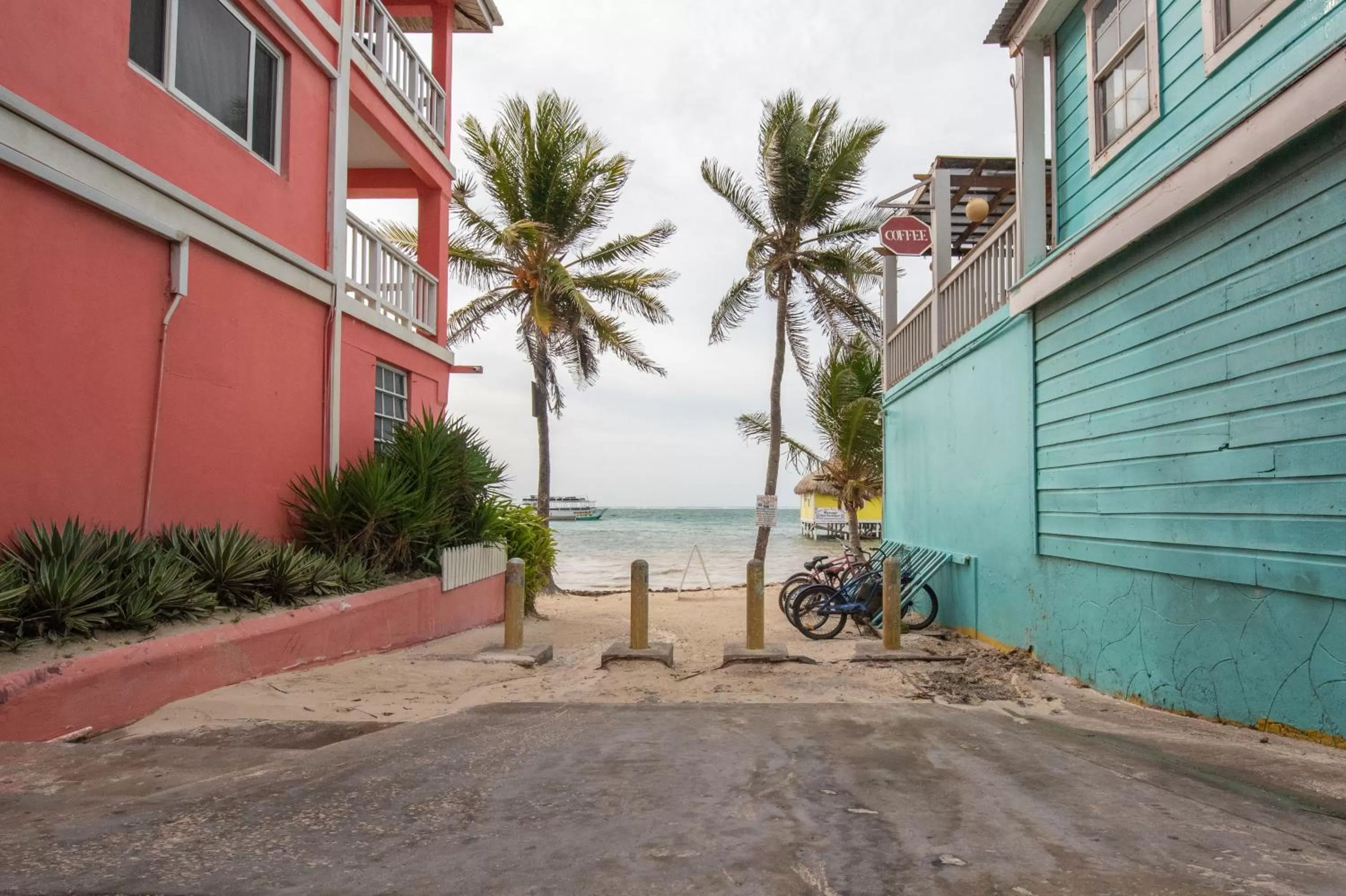 Patio in La Casa de Paz Hotel