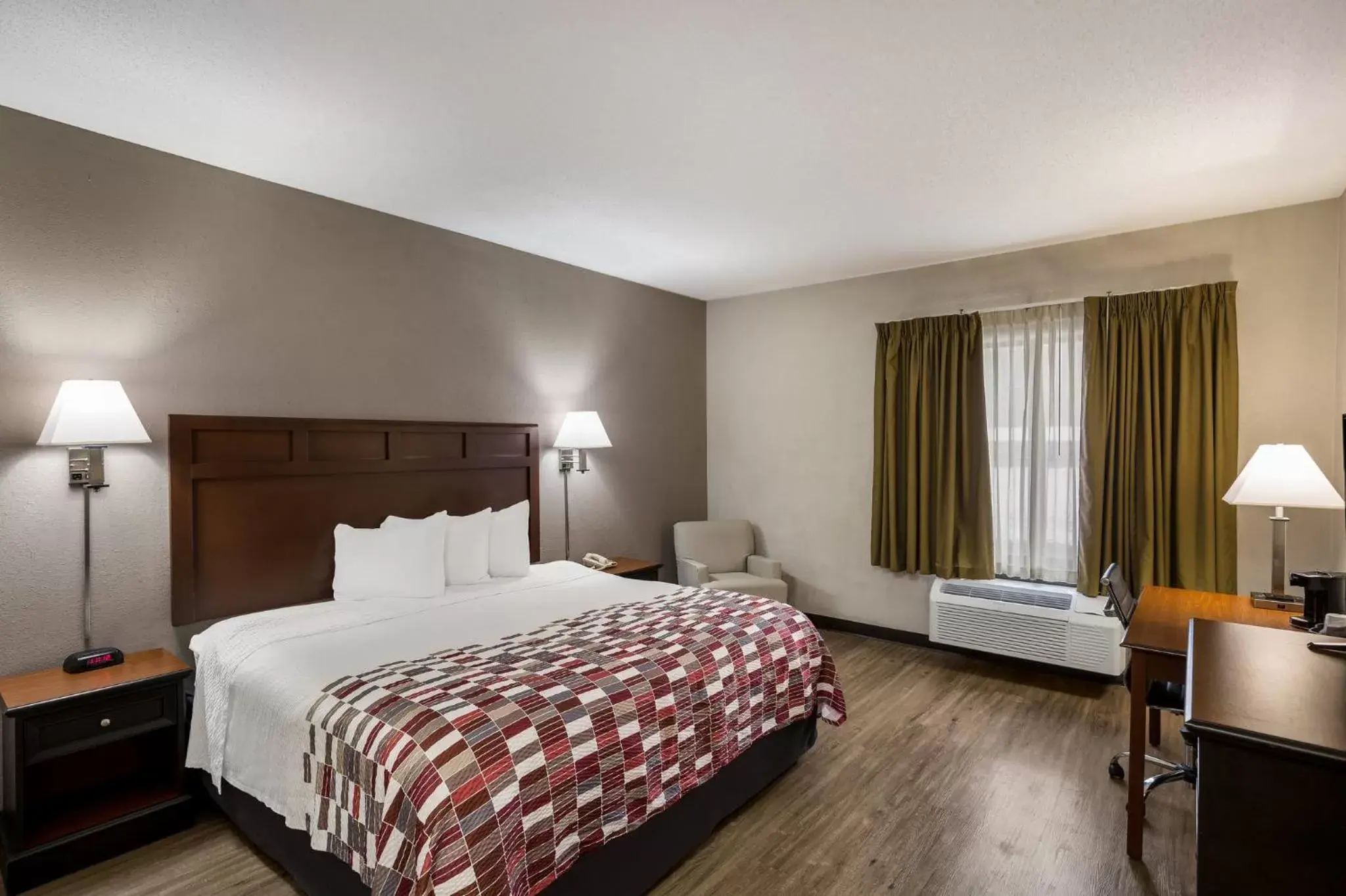 Superior King Room Non-Smoking in Red Roof Inn & Suites Bloomsburg - Mifflinville Superior King Room Non-Smoking in Red Roof Inn & Suites Bloomsburg - Mifflinville