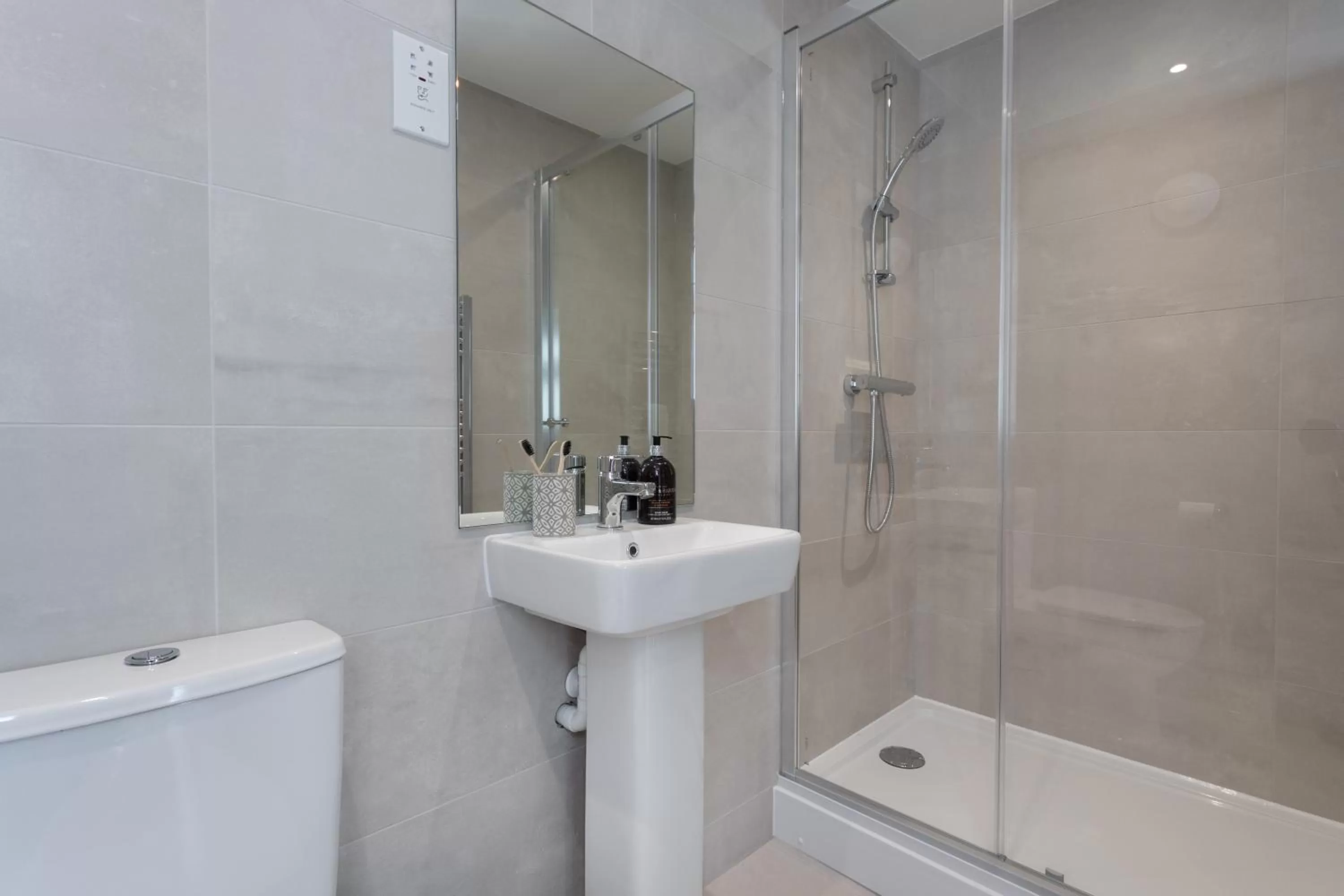 Shower in No.192 Oxford