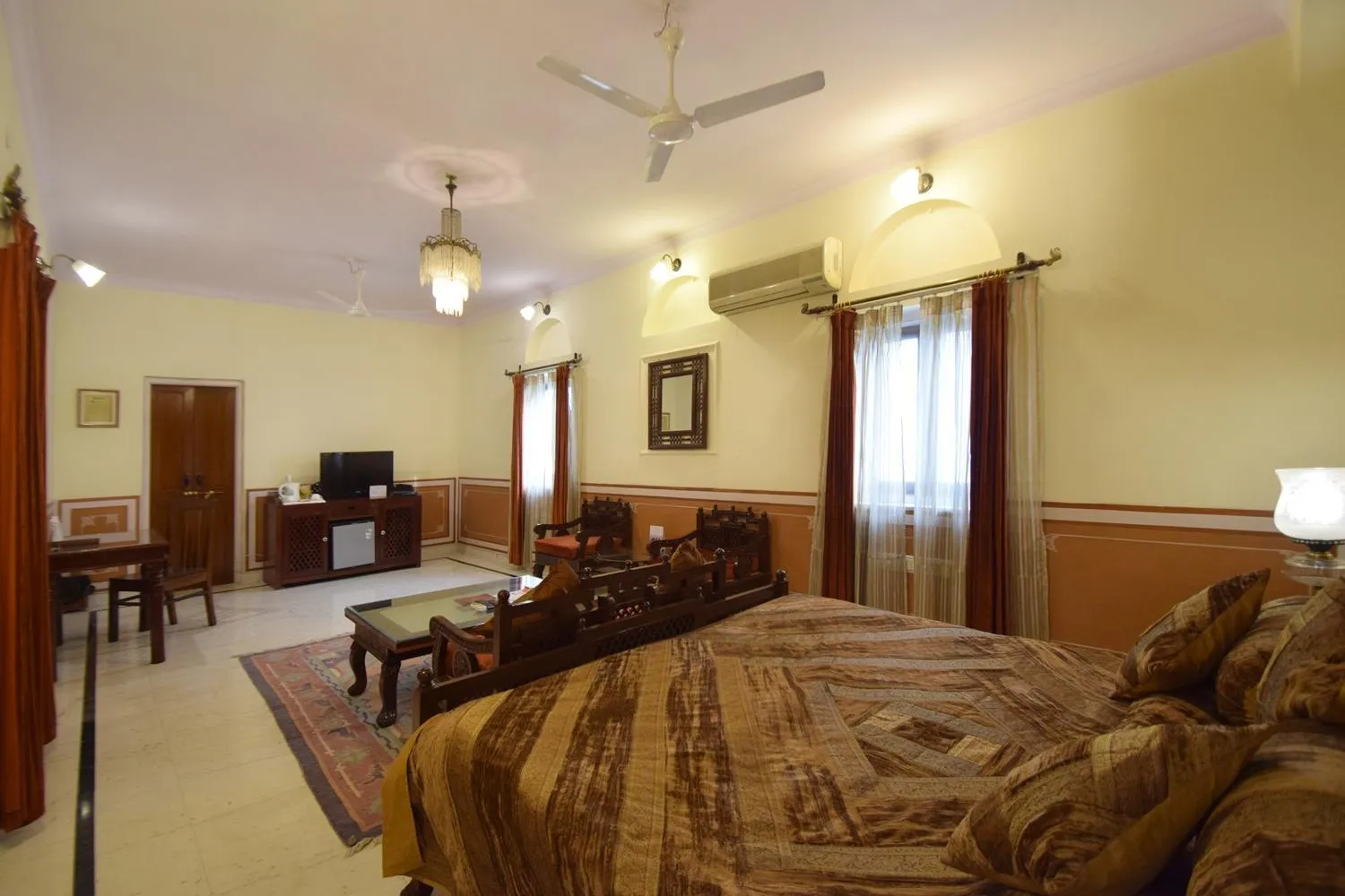 Photo of the whole room, Bed in Hari Mahal Palace by Pachar Group