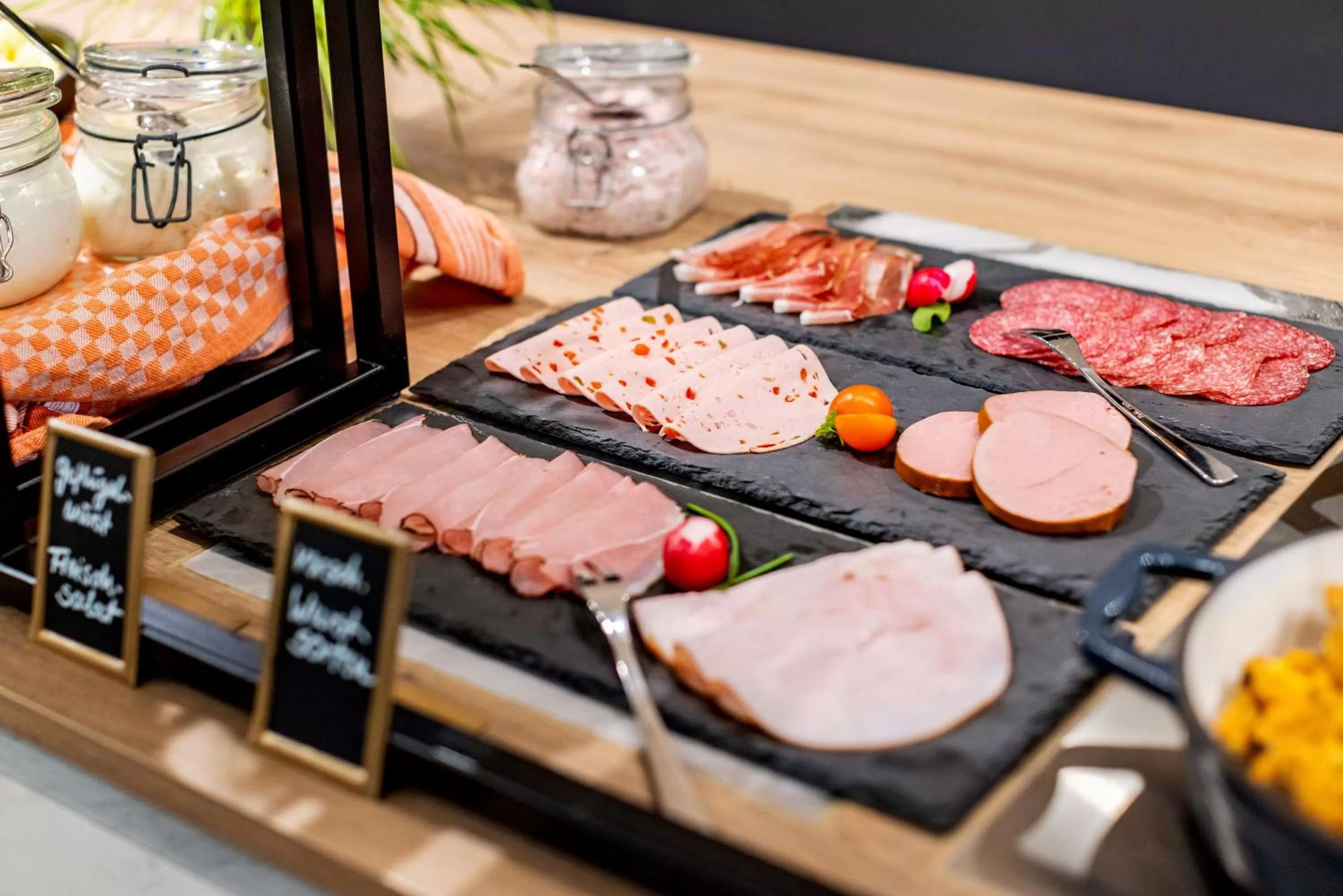 Buffet breakfast in BOLLWERK Lifestyle Hotel, automatisiertes Hotel mit Self Check In