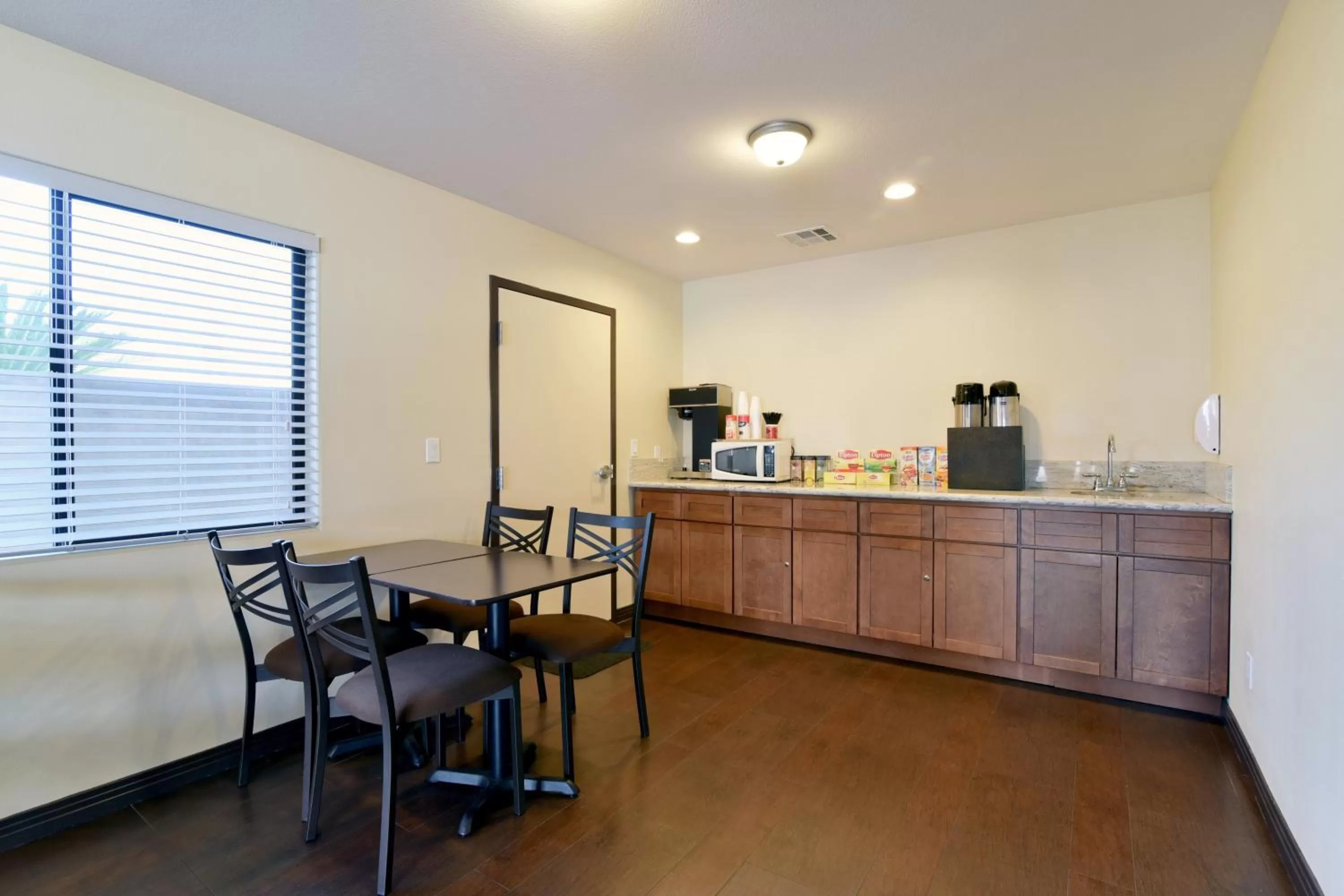 Coffee/tea facilities in Red Roof Inn Bakersfield