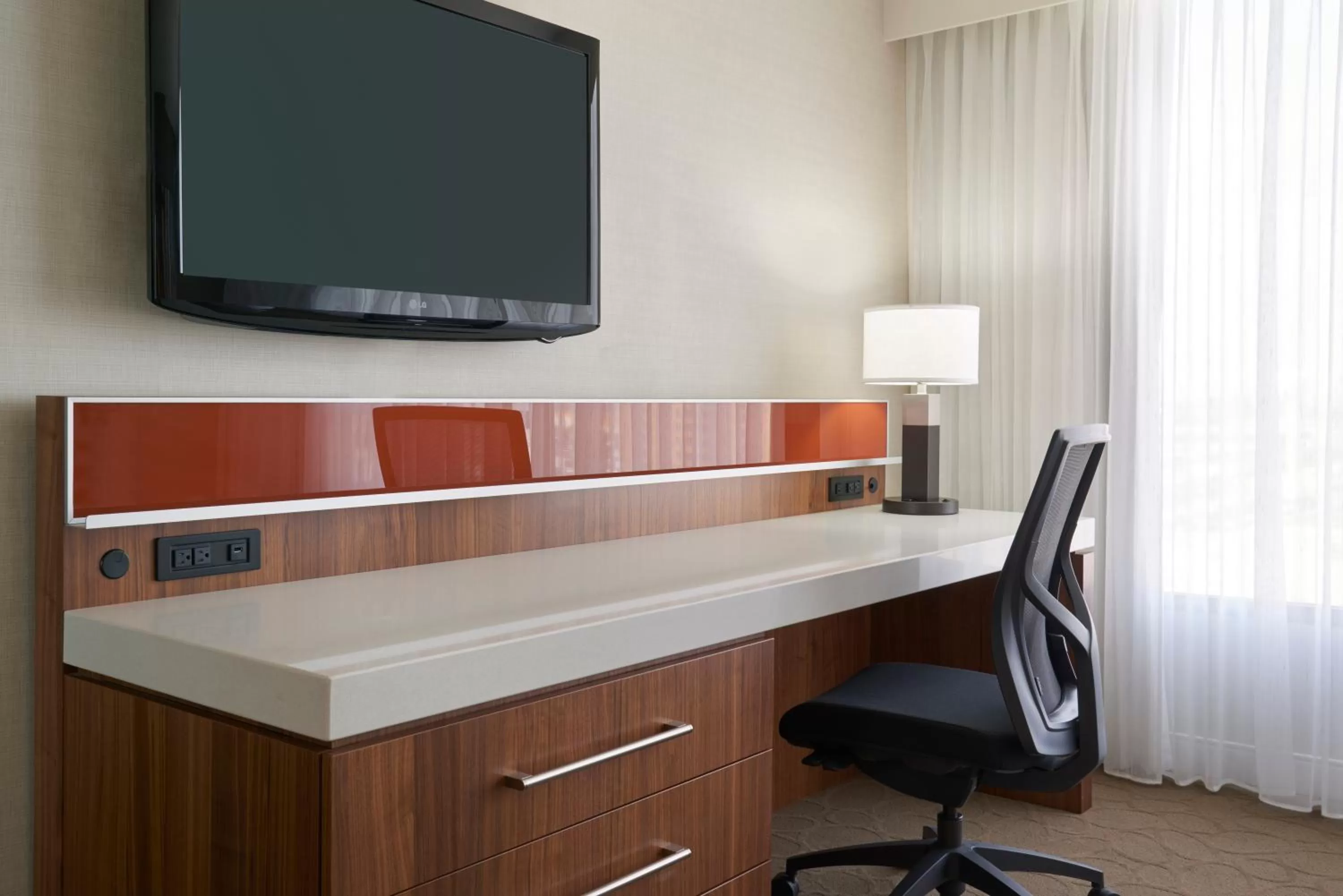 TV and multimedia in Delta Hotels by Marriott Toronto Airport & Conference Centre