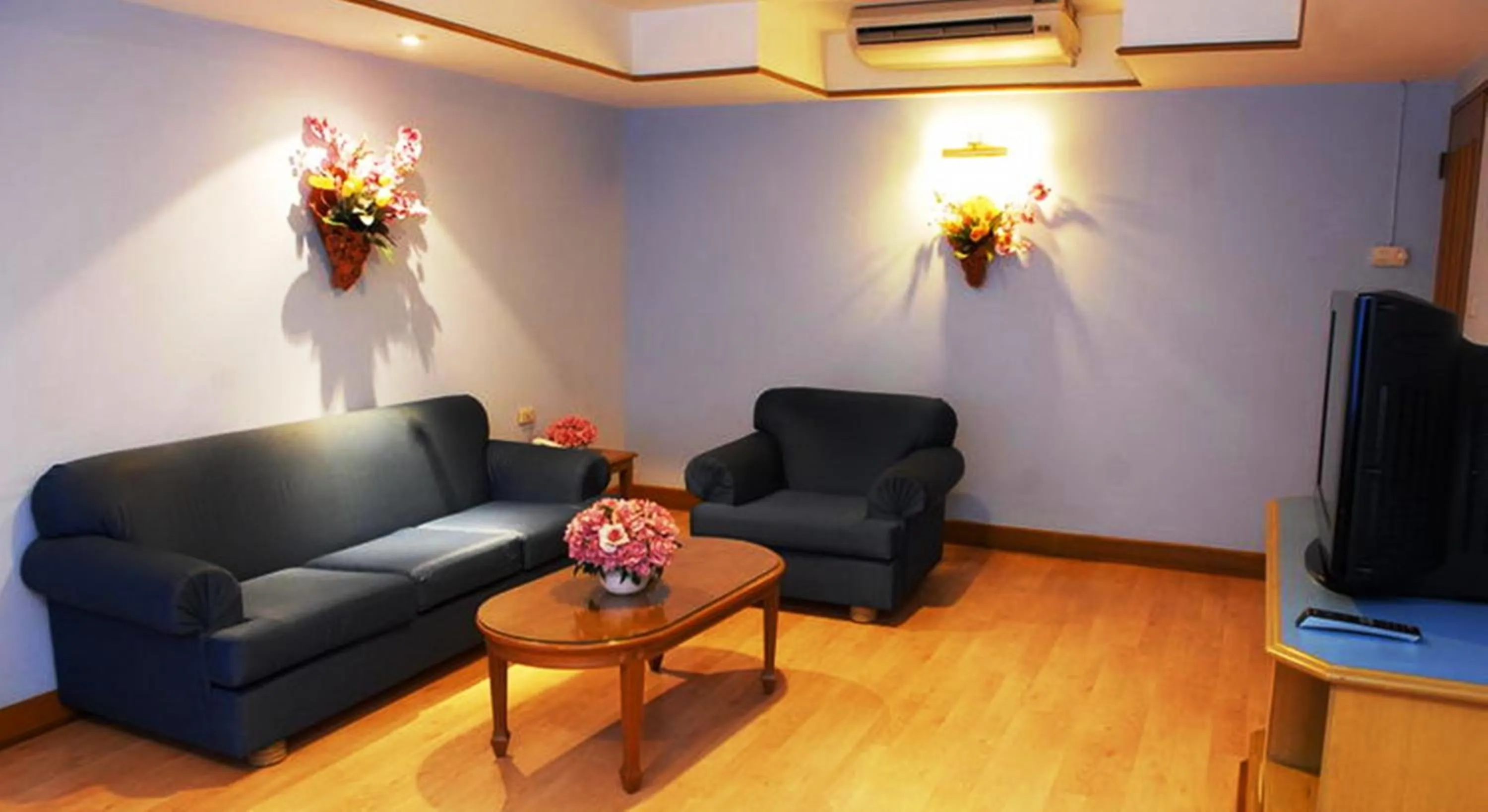 TV and multimedia in Silom Village Inn