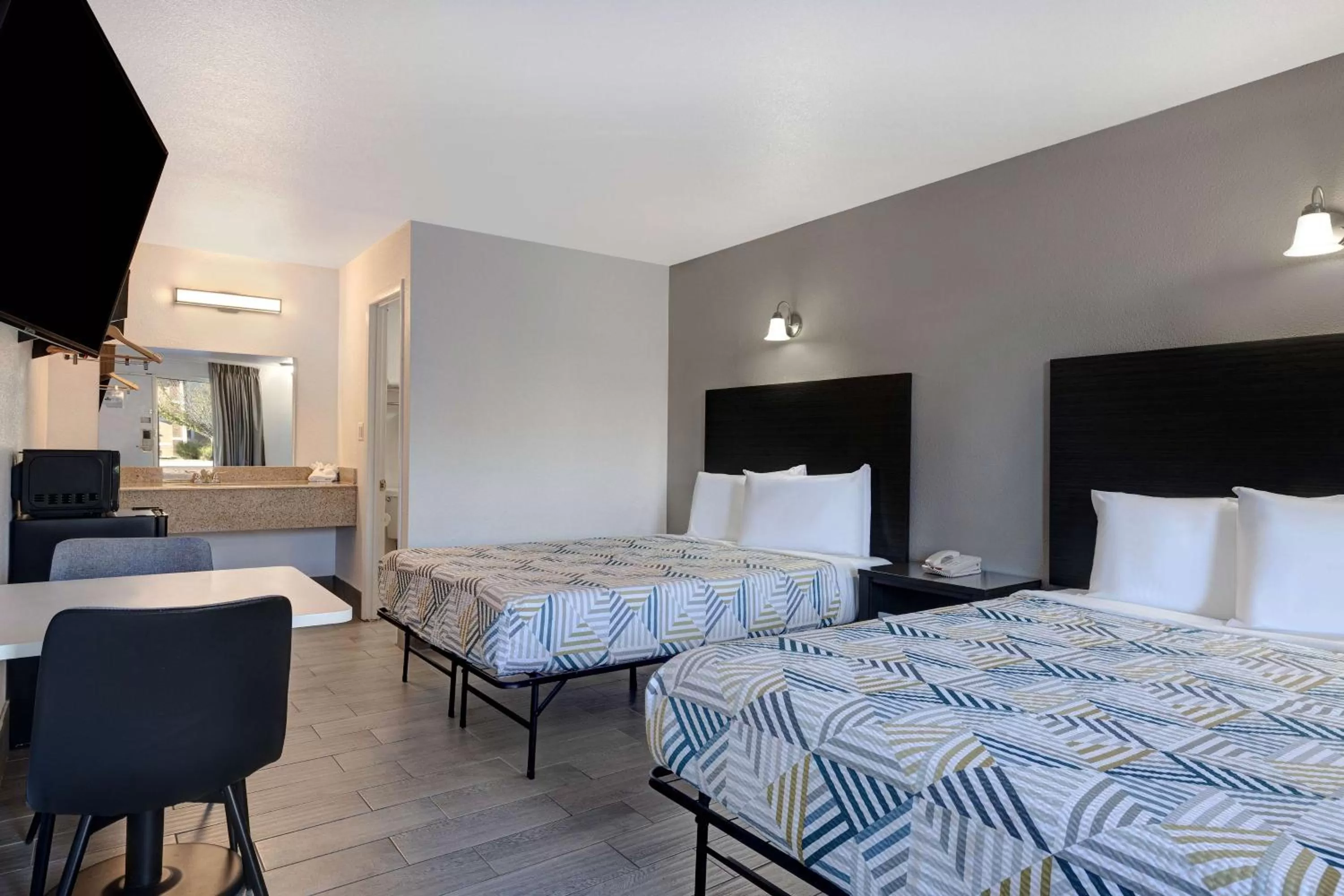 Bedroom, Bed in Studio 6 Branson West MO Silver Dollar City