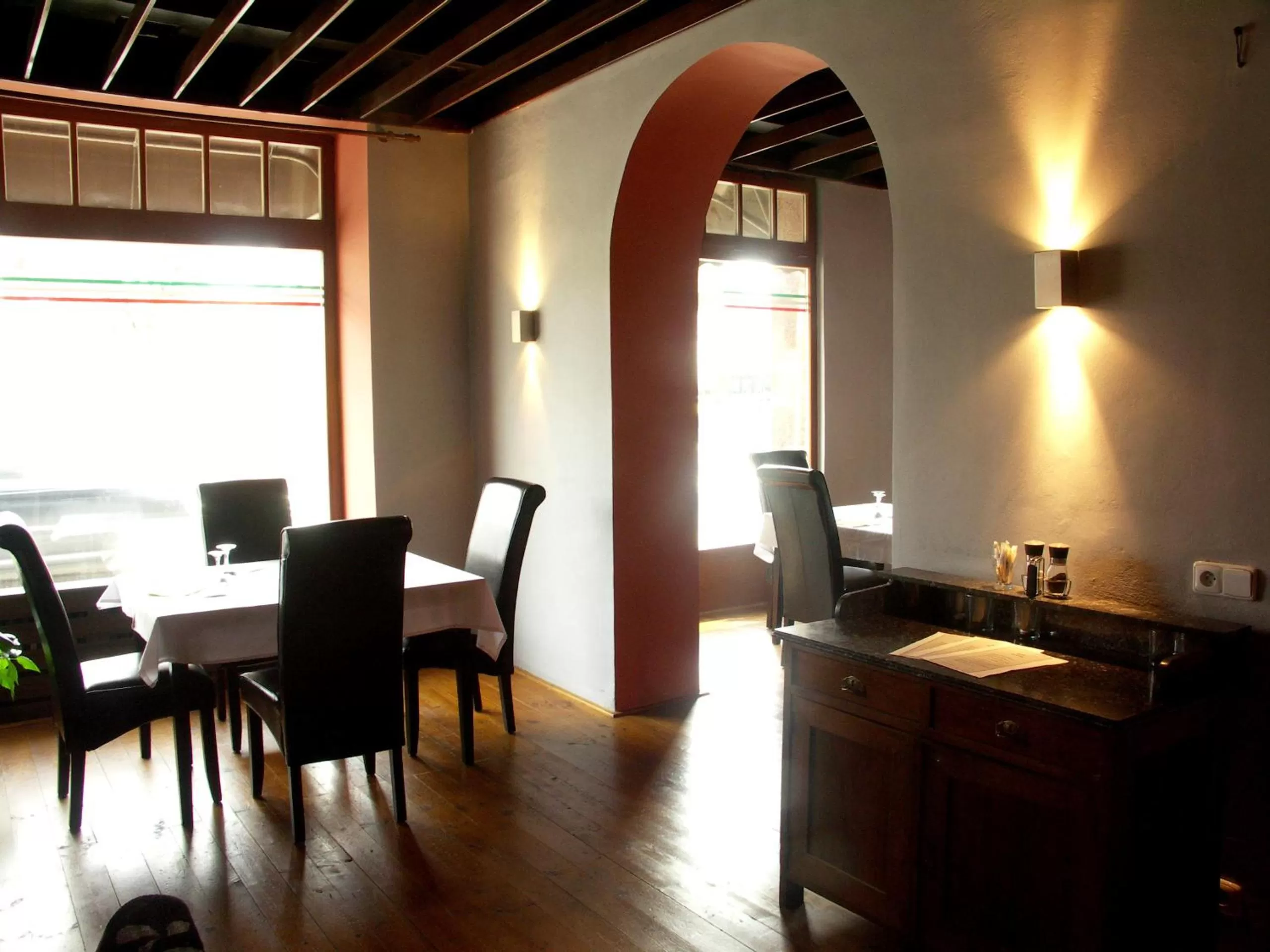 Restaurant/places to eat in Hotel Saloon