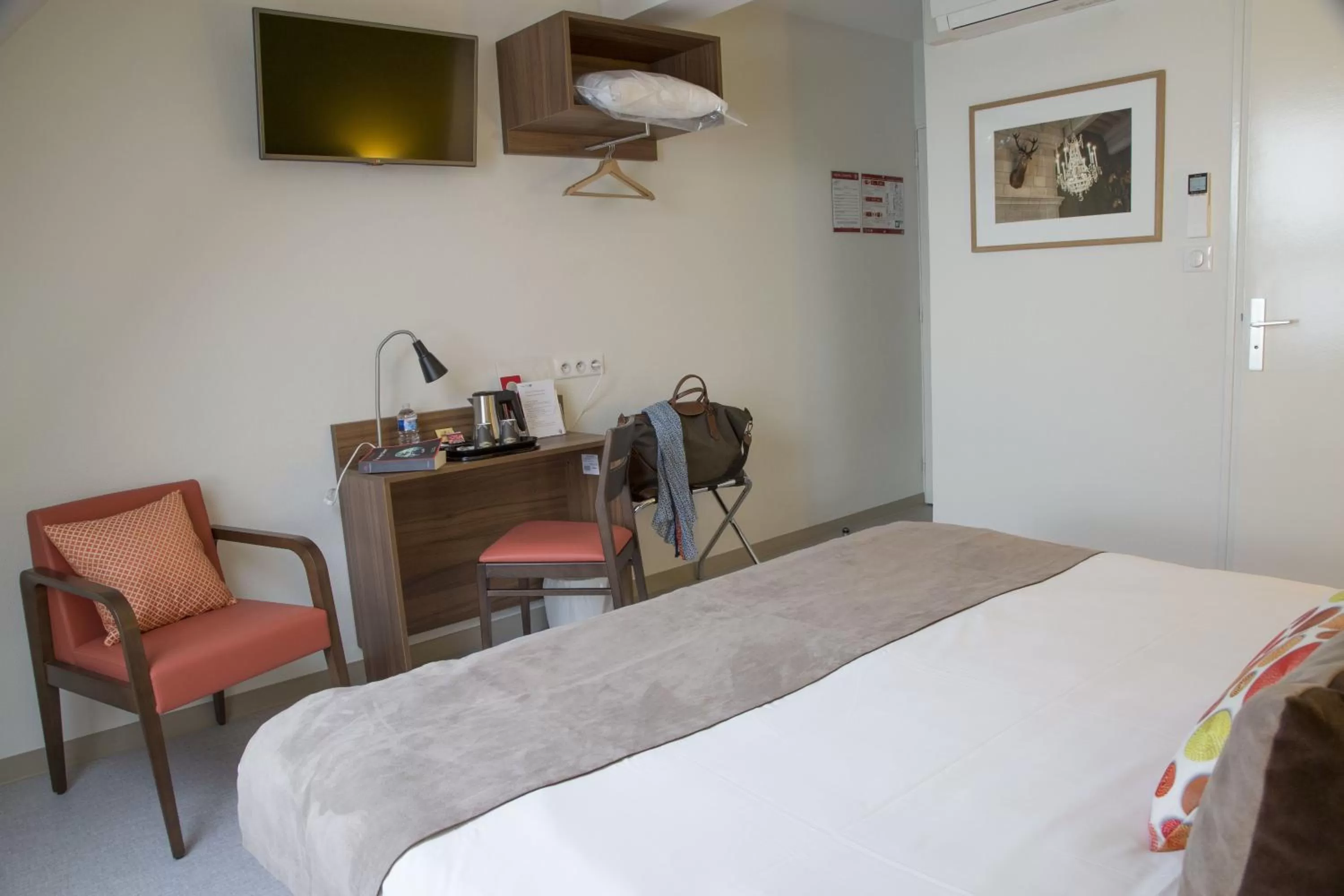 Coffee/tea facilities, Bed in Logis Hôtel Chaptal, Amboise