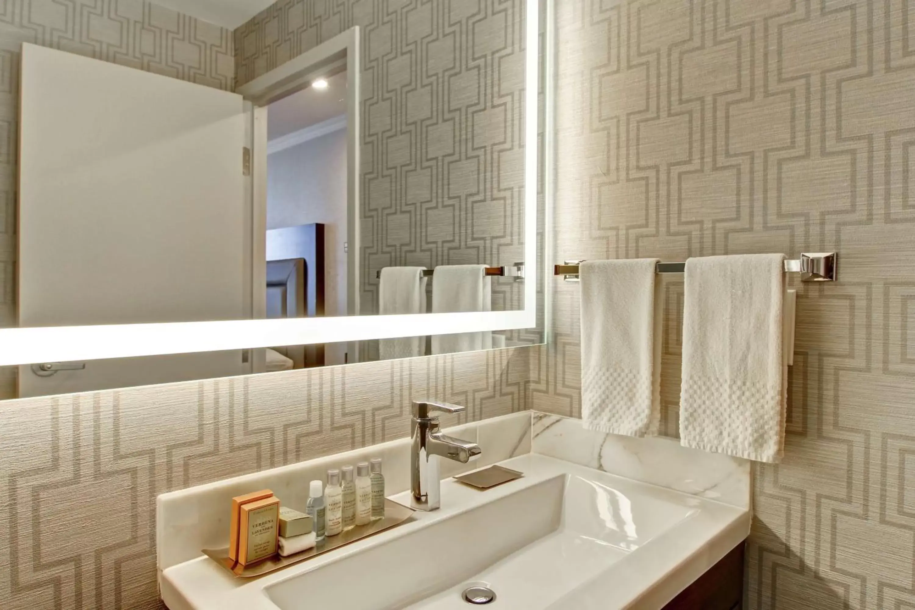 Deluxe King Suite with Sofa Bed in DoubleTree by Hilton Toronto Downtown Deluxe King Suite with Sofa Bed in DoubleTree by Hilton Toronto Downtown