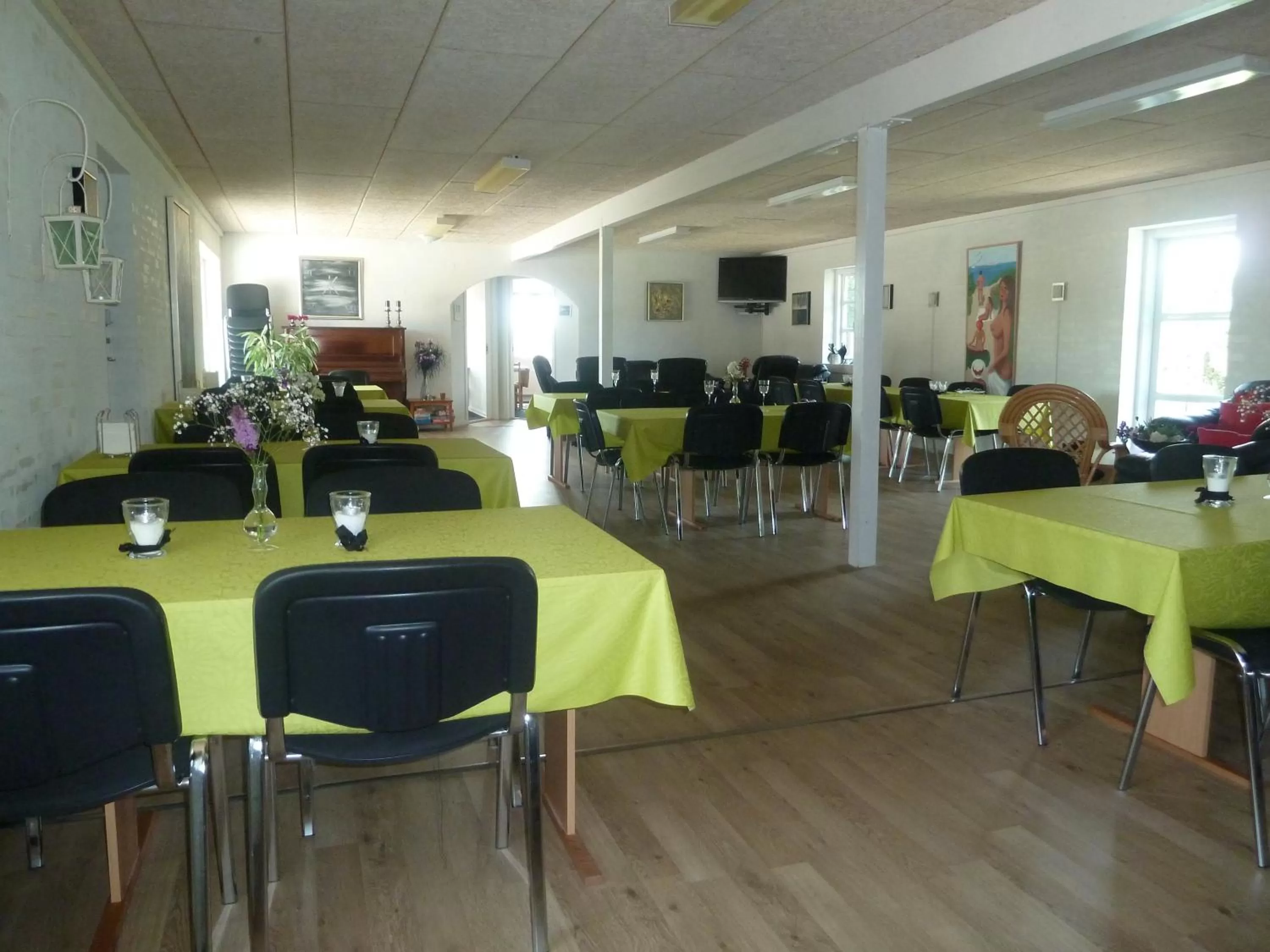 Communal lounge/ TV room, Restaurant/Places to Eat in Give Bed & Breakfast