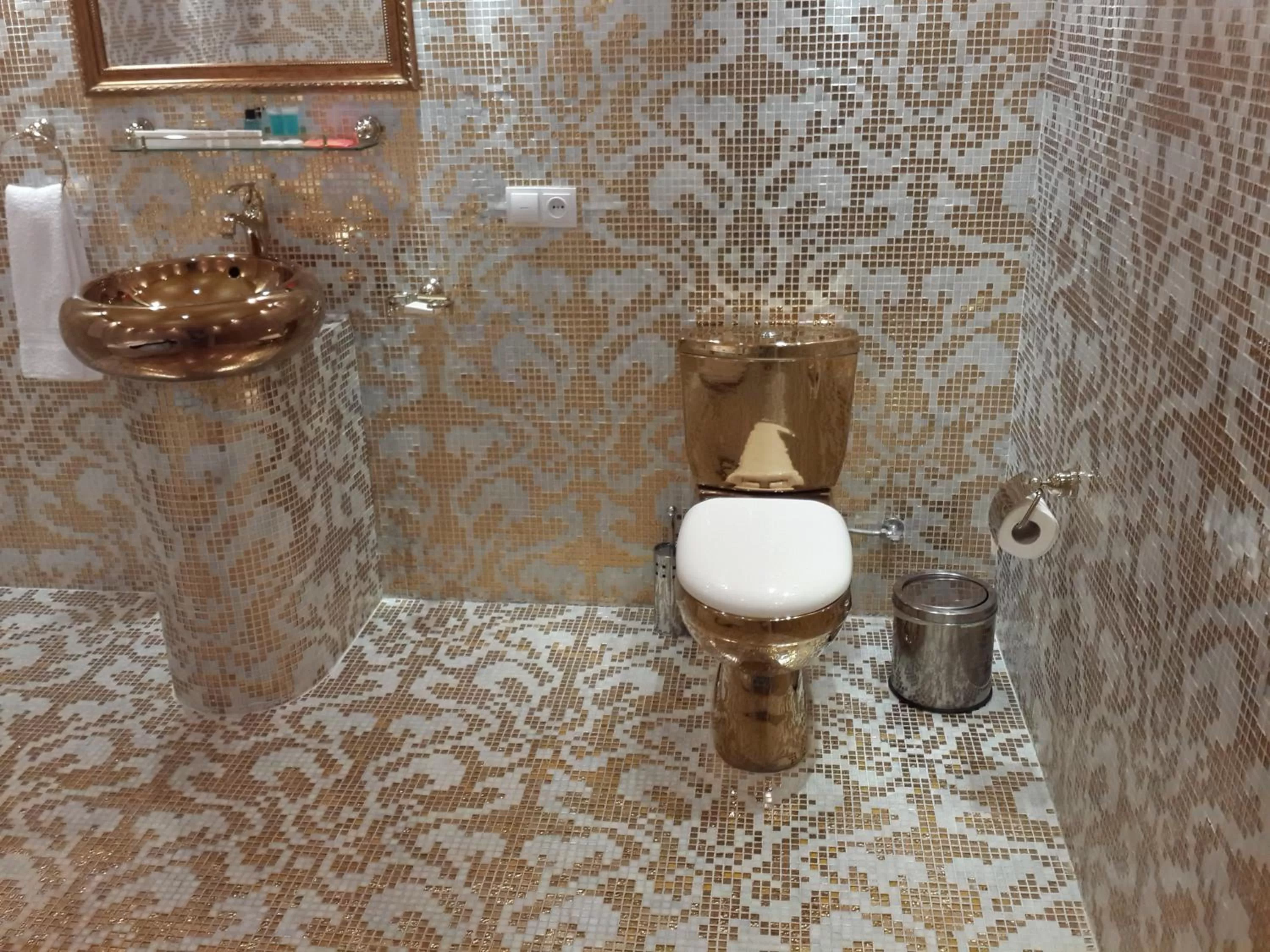 Toilet, Bathroom in Venezia Palazzo Hotel