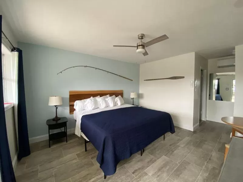 Bed in Wachapreague Inn - Motel Rooms