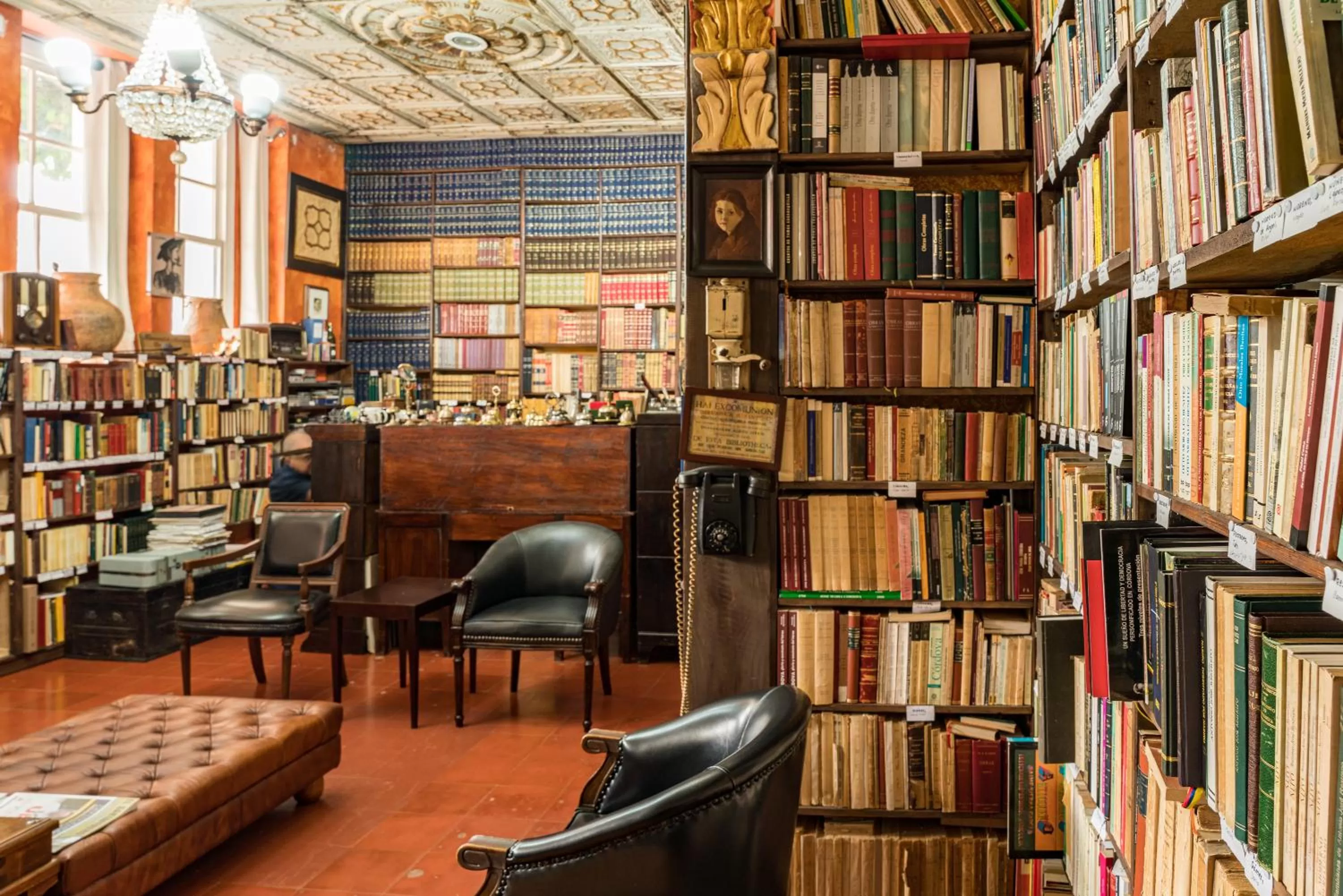 Library in Hotel Mariscal Robledo