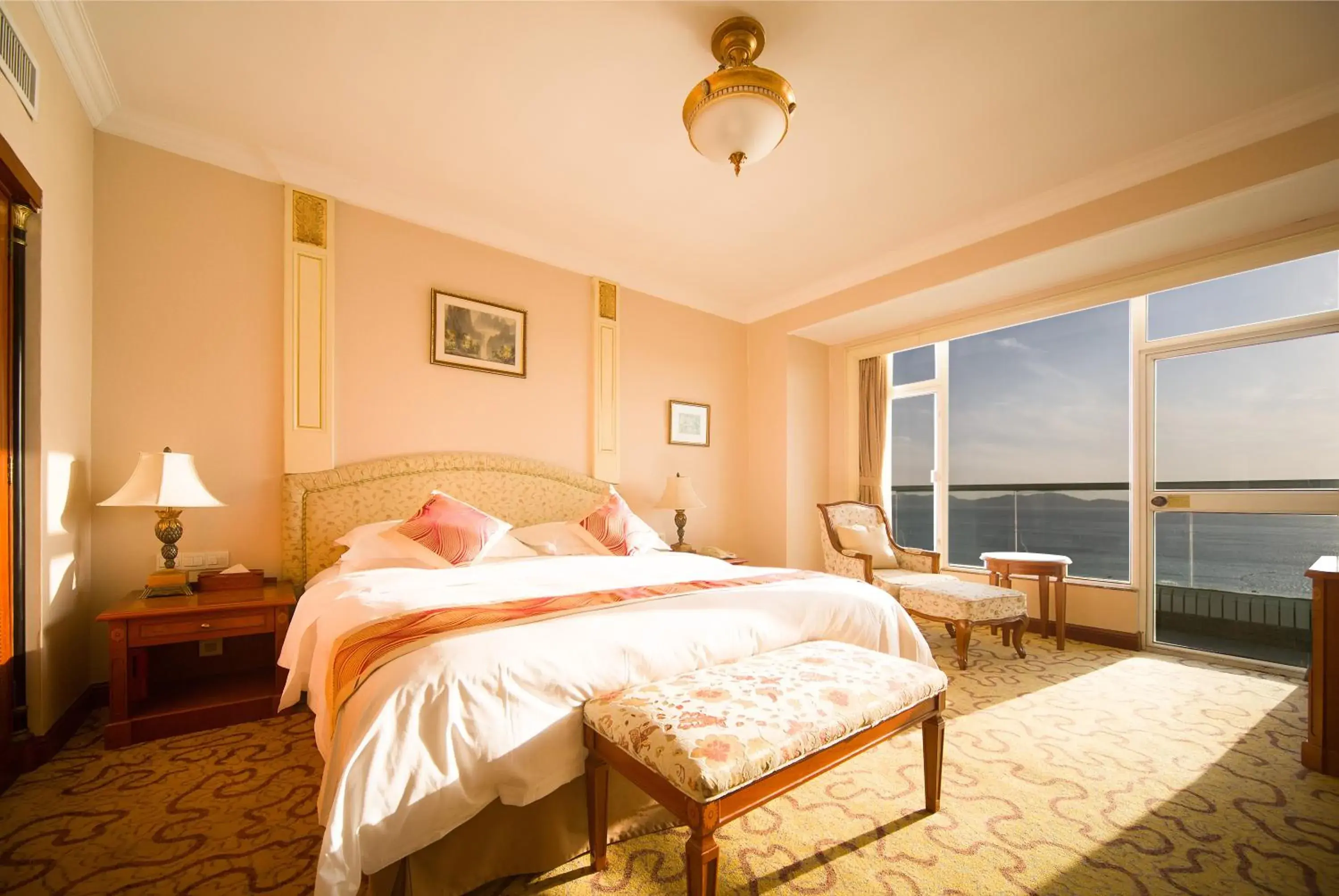 Executive Twin Room with Sea View in Huiquan Dynasty Hotel Qingdao Executive Twin Room with Sea View in Huiquan Dynasty Hotel Qingdao
