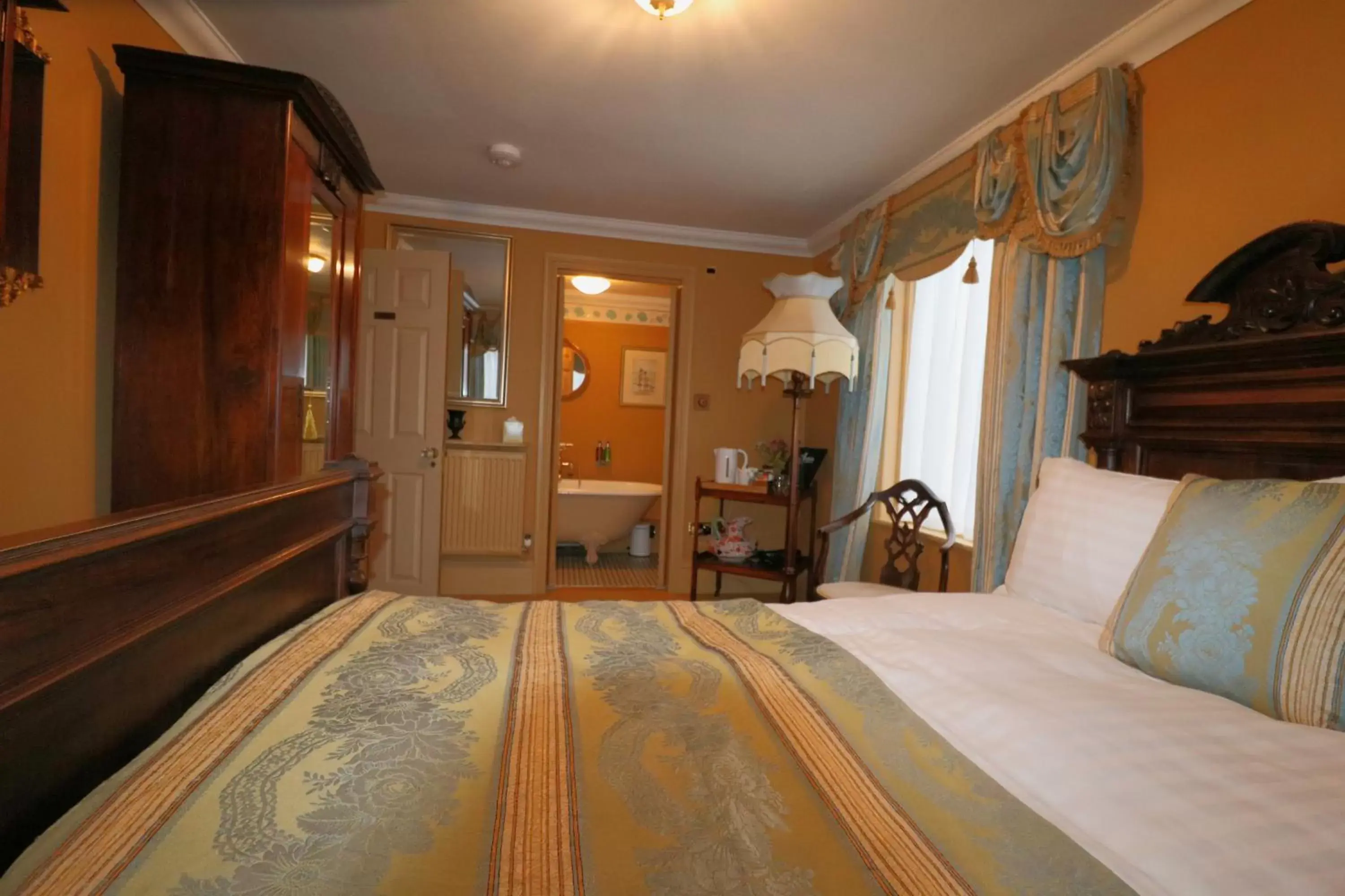 Deluxe Double Room with Bath in Artfuls Deluxe Double Room with Bath in Artfuls