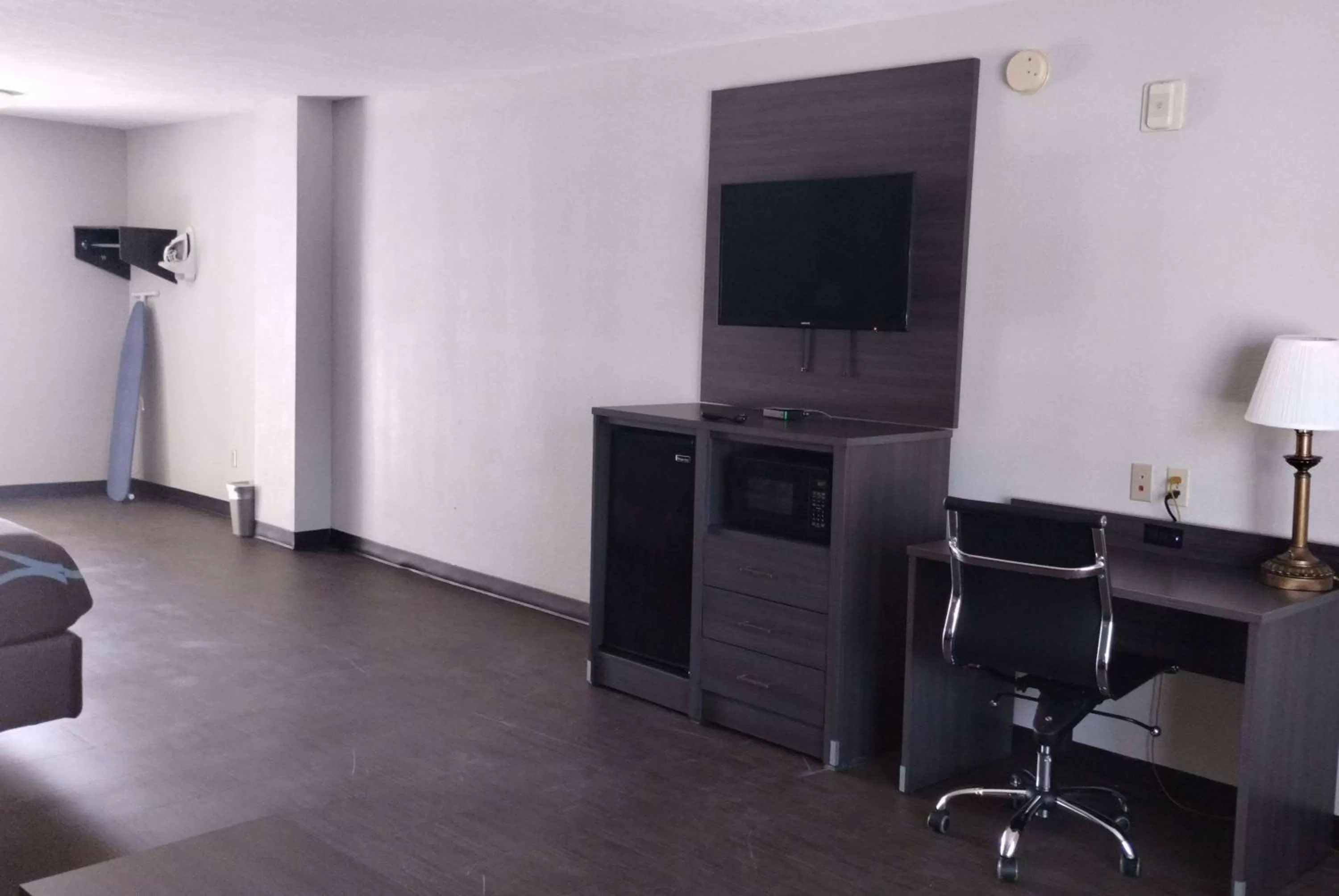 Photo of the whole room in Super 8 Motel by Wyndham near Fort Lauderdale Arpt