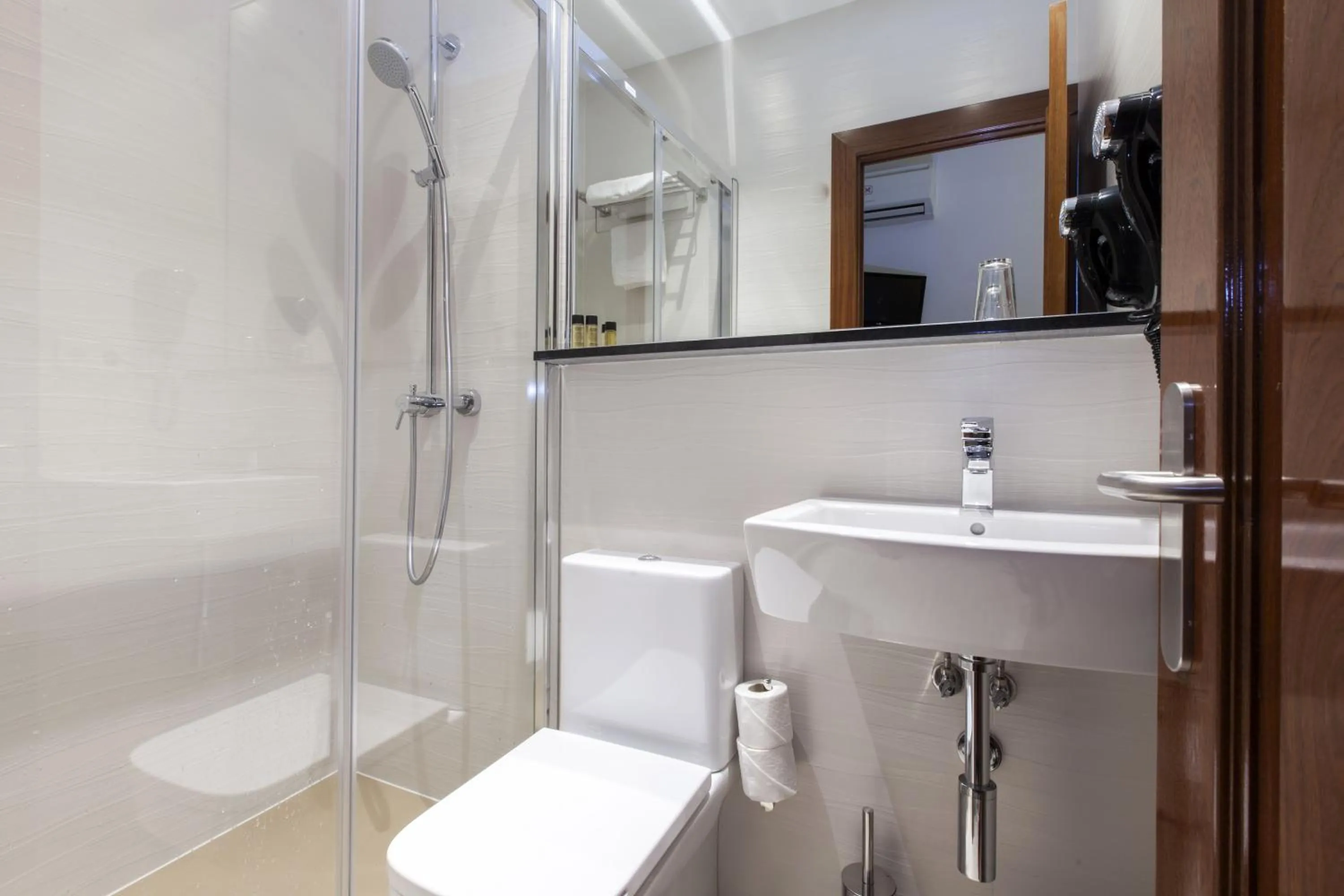 Shower in Hostal Castilla I Atocha