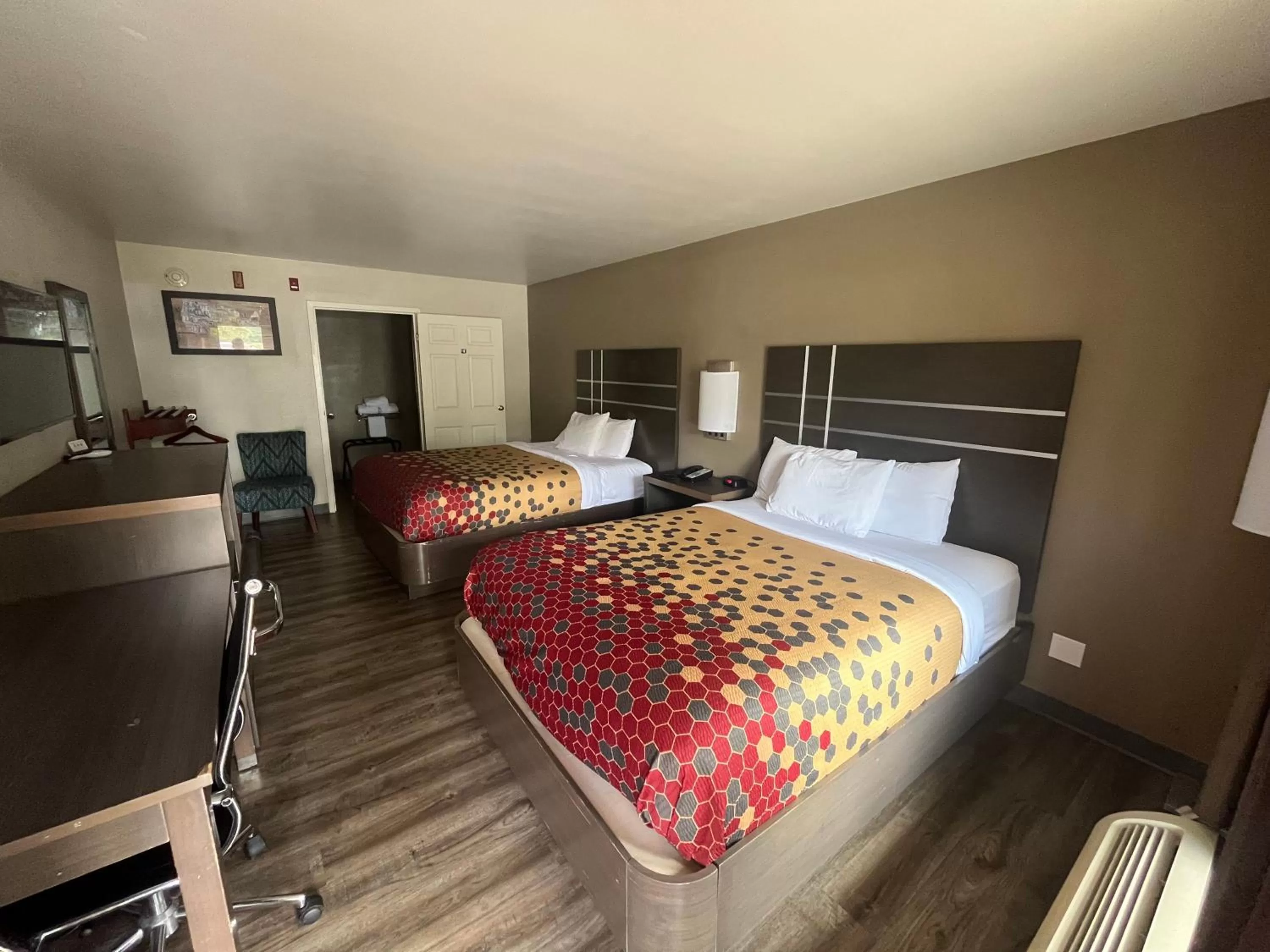 Bed in Econo Lodge Inn & Suites Murfreesboro Shopping District