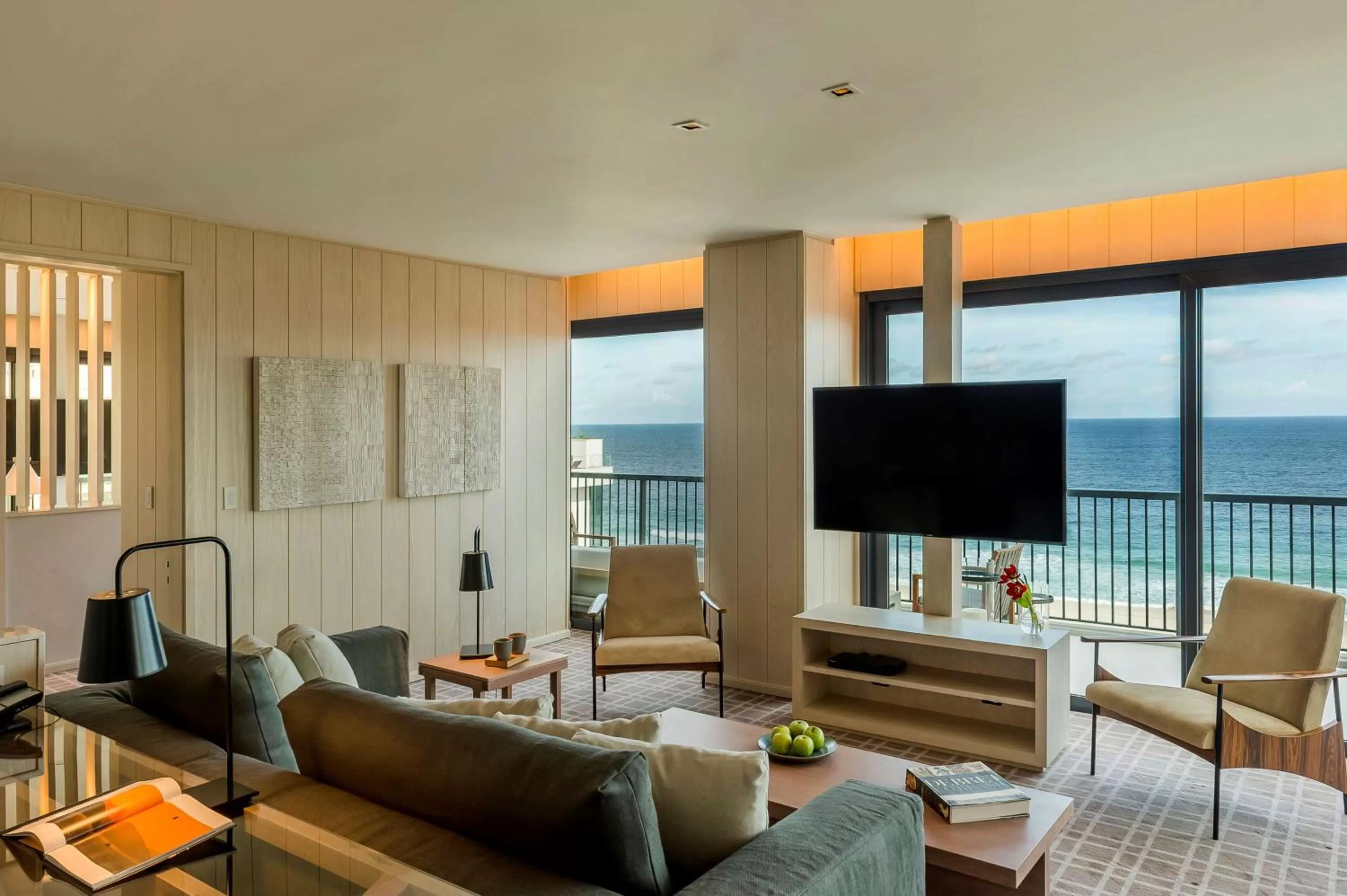 Communal lounge/ TV room in Grand Hyatt Rio de Janeiro