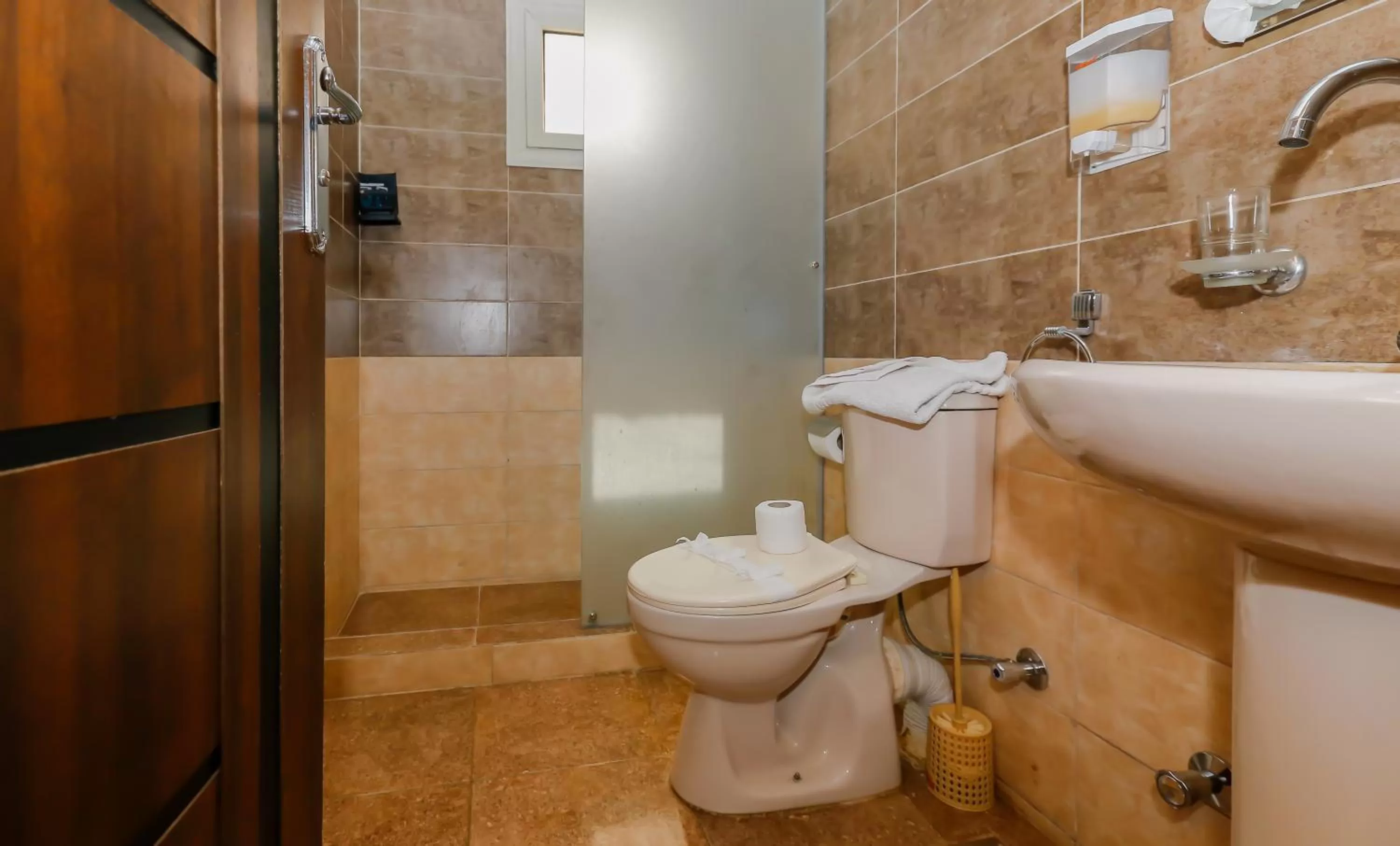 Shower, Bathroom in King Cheops Inn - Pyramid View