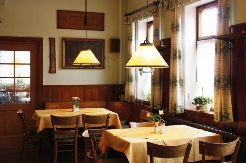 Restaurant/Places to Eat in Zum Roten Hirsch im Grünen Wald