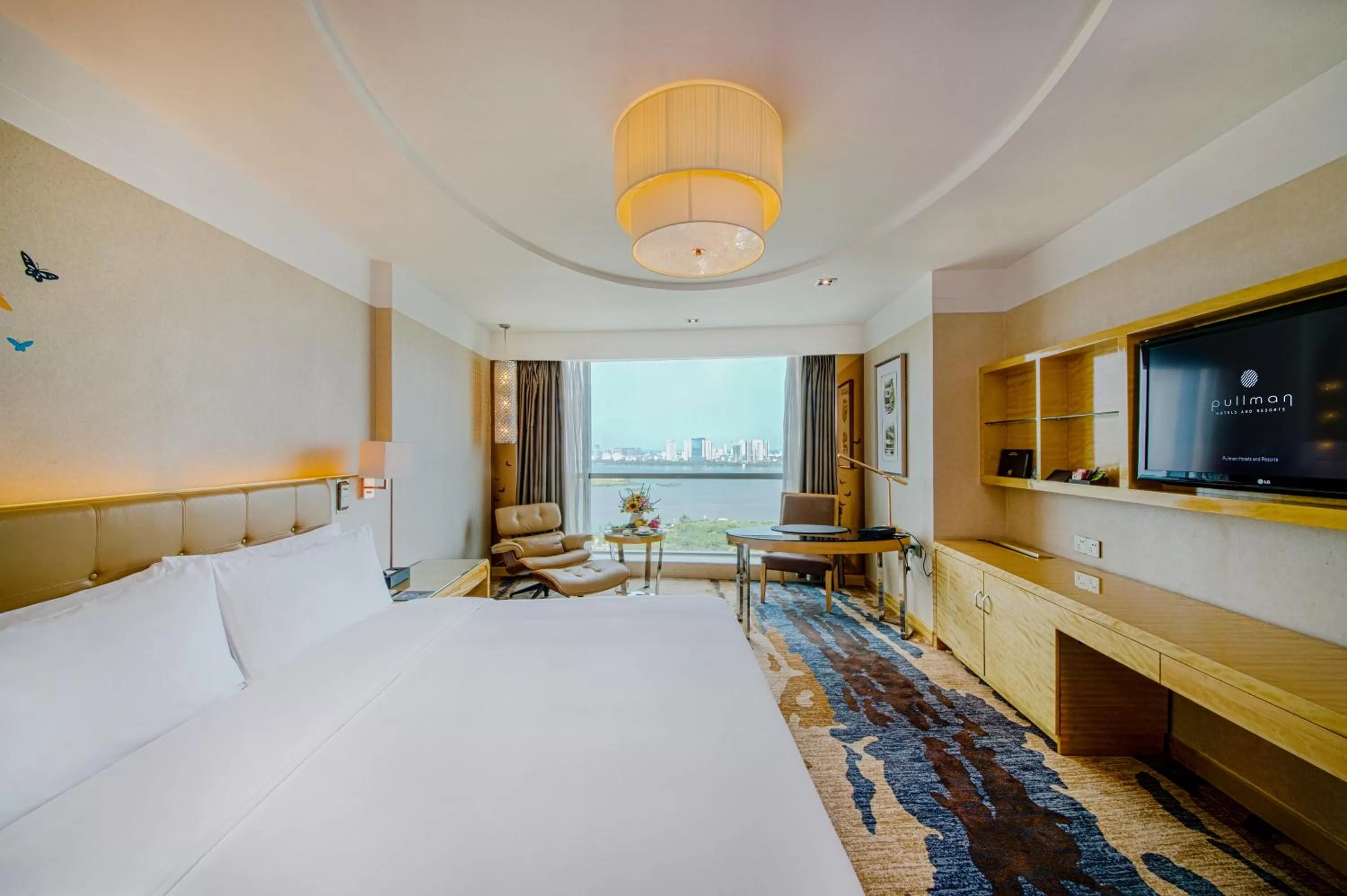 Photo of the whole room, Bed in Pullman Linyi Lushang