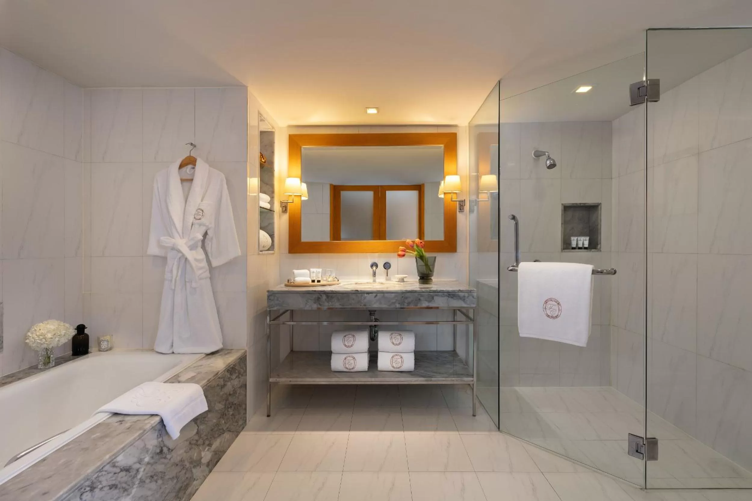 Shower in lebua at State Tower