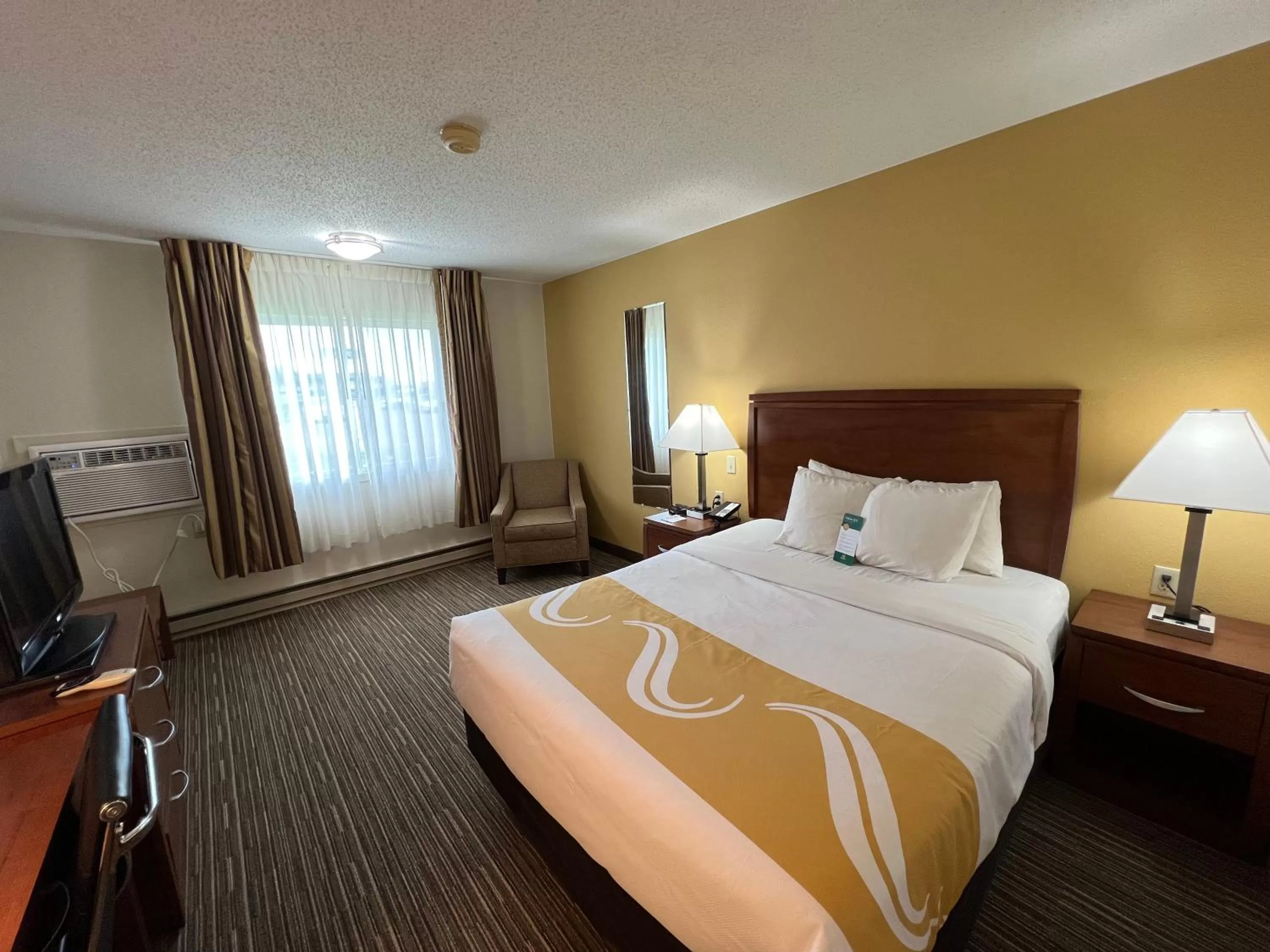 Bed in Quality Inn Mitchell I-90