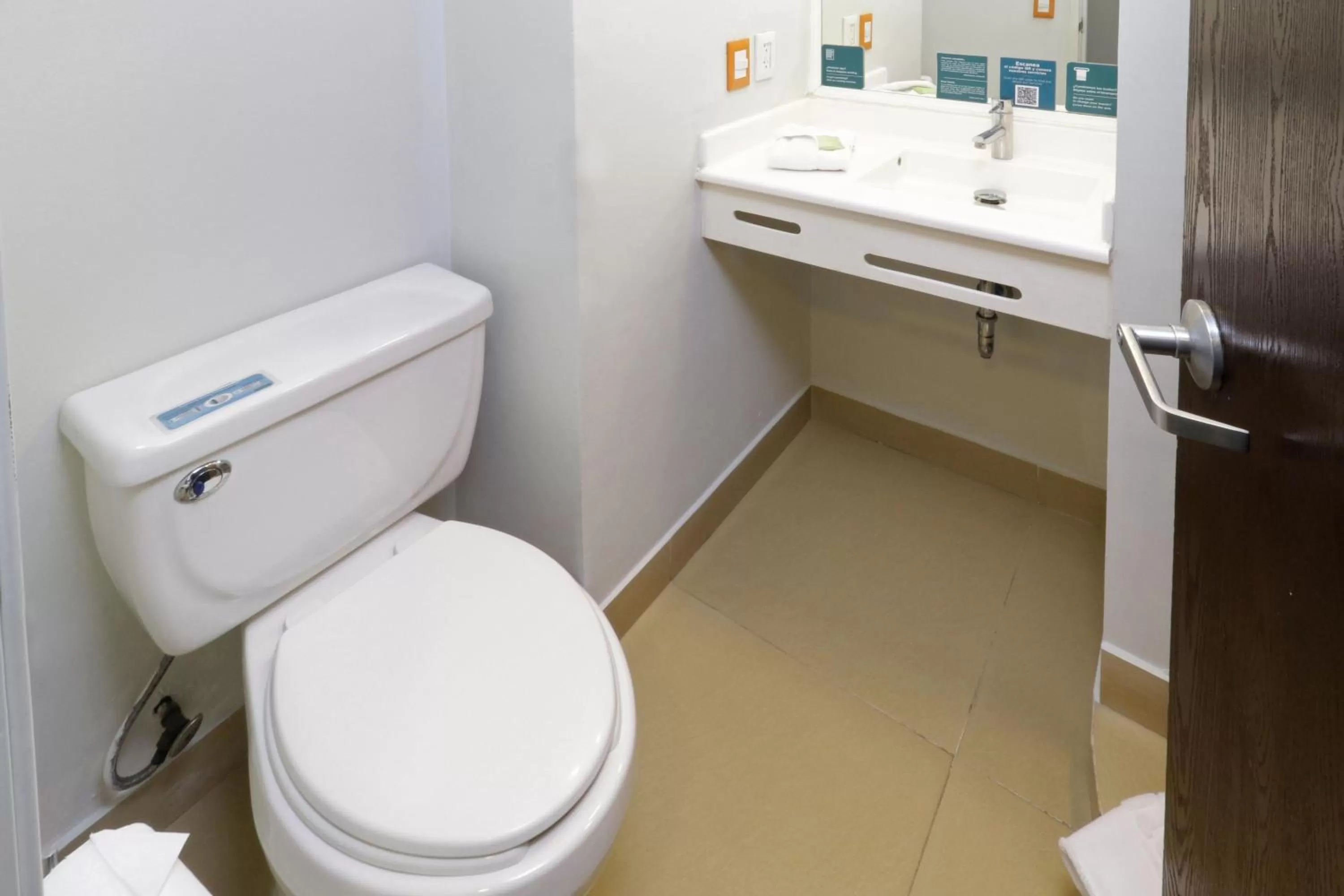 Bathroom in City Express Junior by Marriott Toluca Aeropuerto