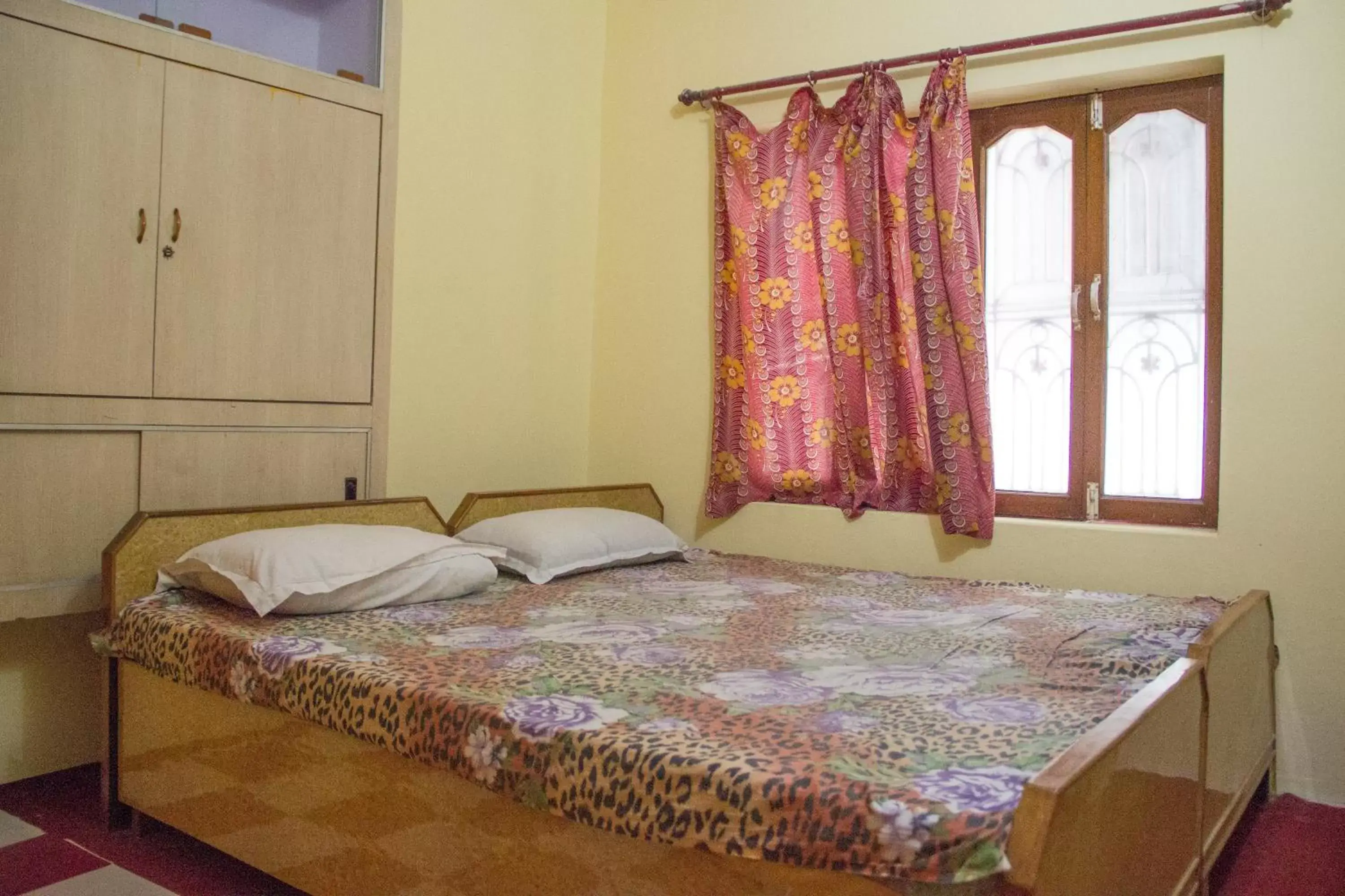 Standard Double Room with Shared Bathroom - single occupancy in Somit Paying Guest House Standard Double Room with Shared Bathroom - single occupancy in Somit Paying Guest House