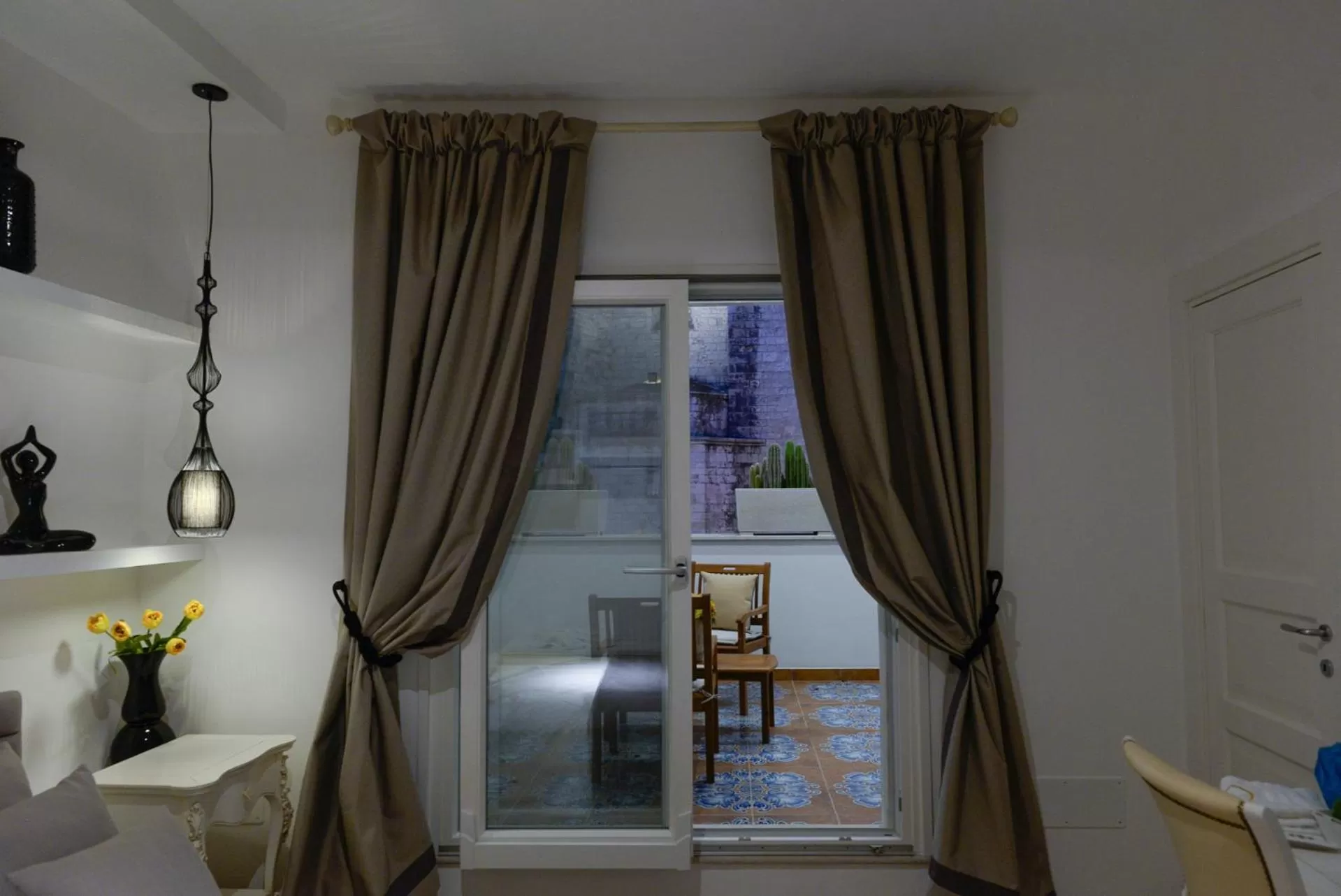 Photo of the whole room in Mare Versus Luxury Suites