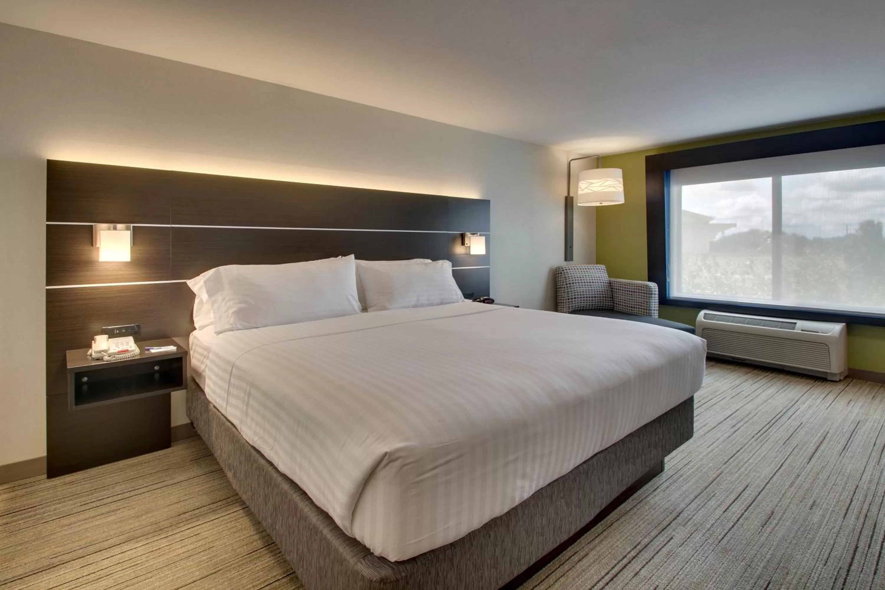 Photo of the whole room, Bed in Holiday Inn Express Hotel & Suites Morris by IHG