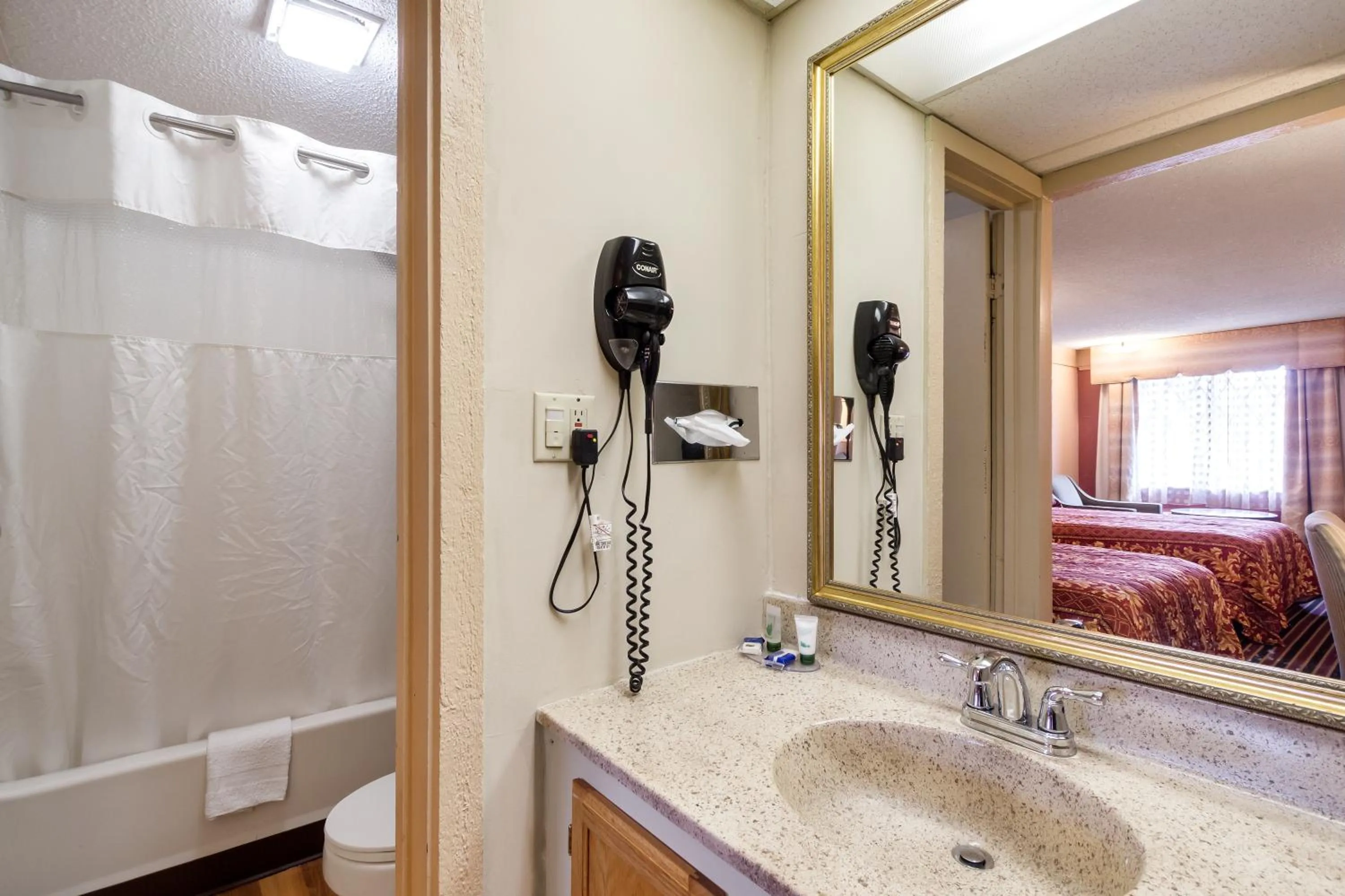 Bathroom, Bed in Scottish Inns Harrisburg-Hershey South