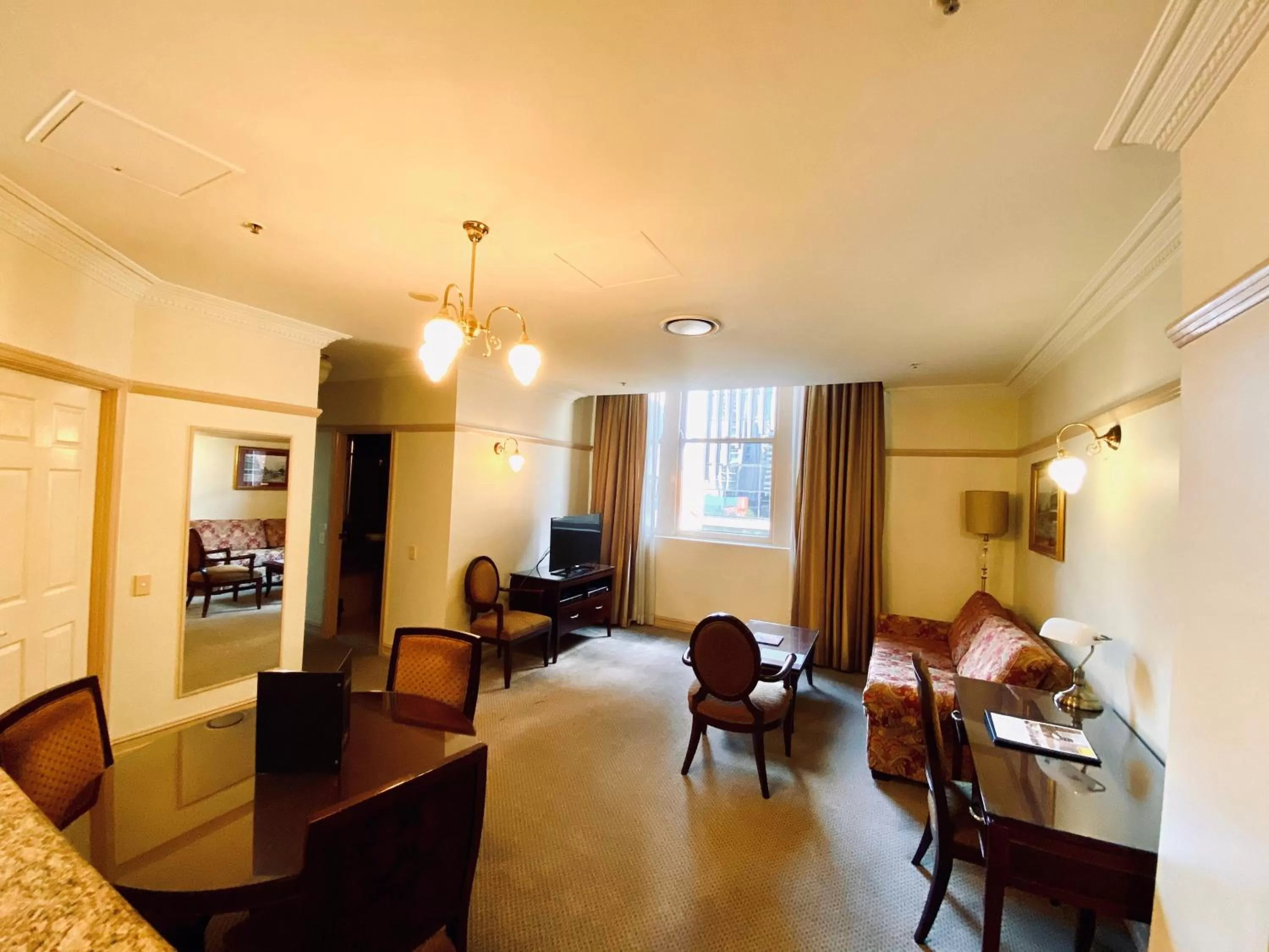 TV and multimedia in Royal Albert Hotel