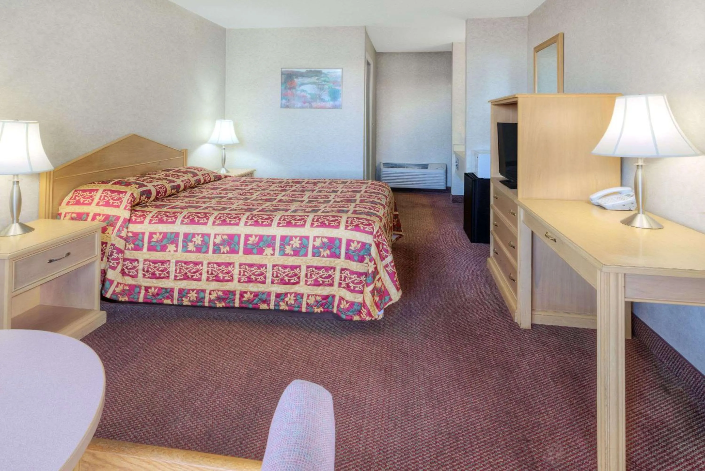 Photo of the whole room, Bed in Knights Inn Pasco