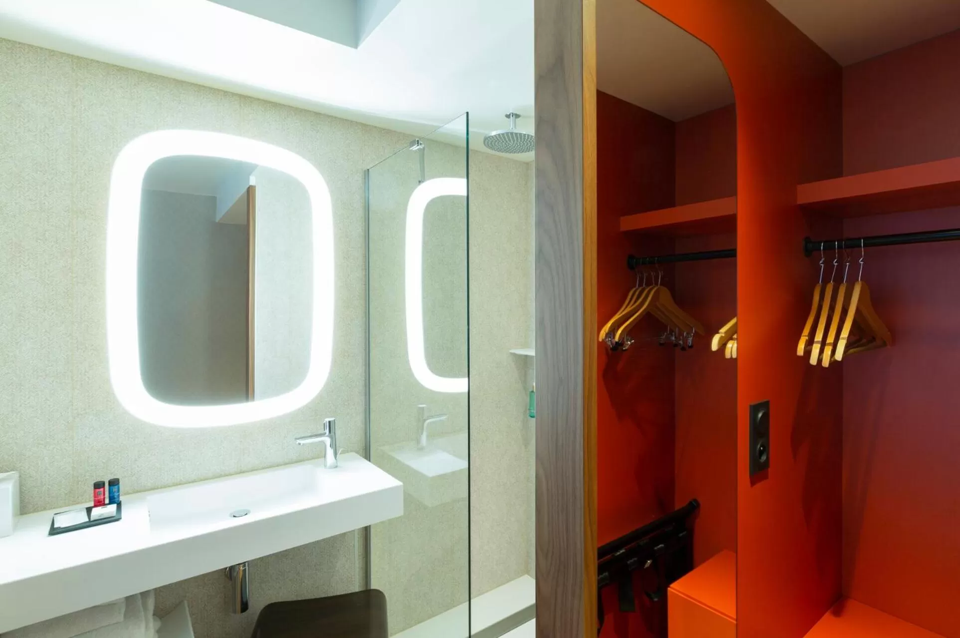 Shower in Oceania Paris Porte De Versailles