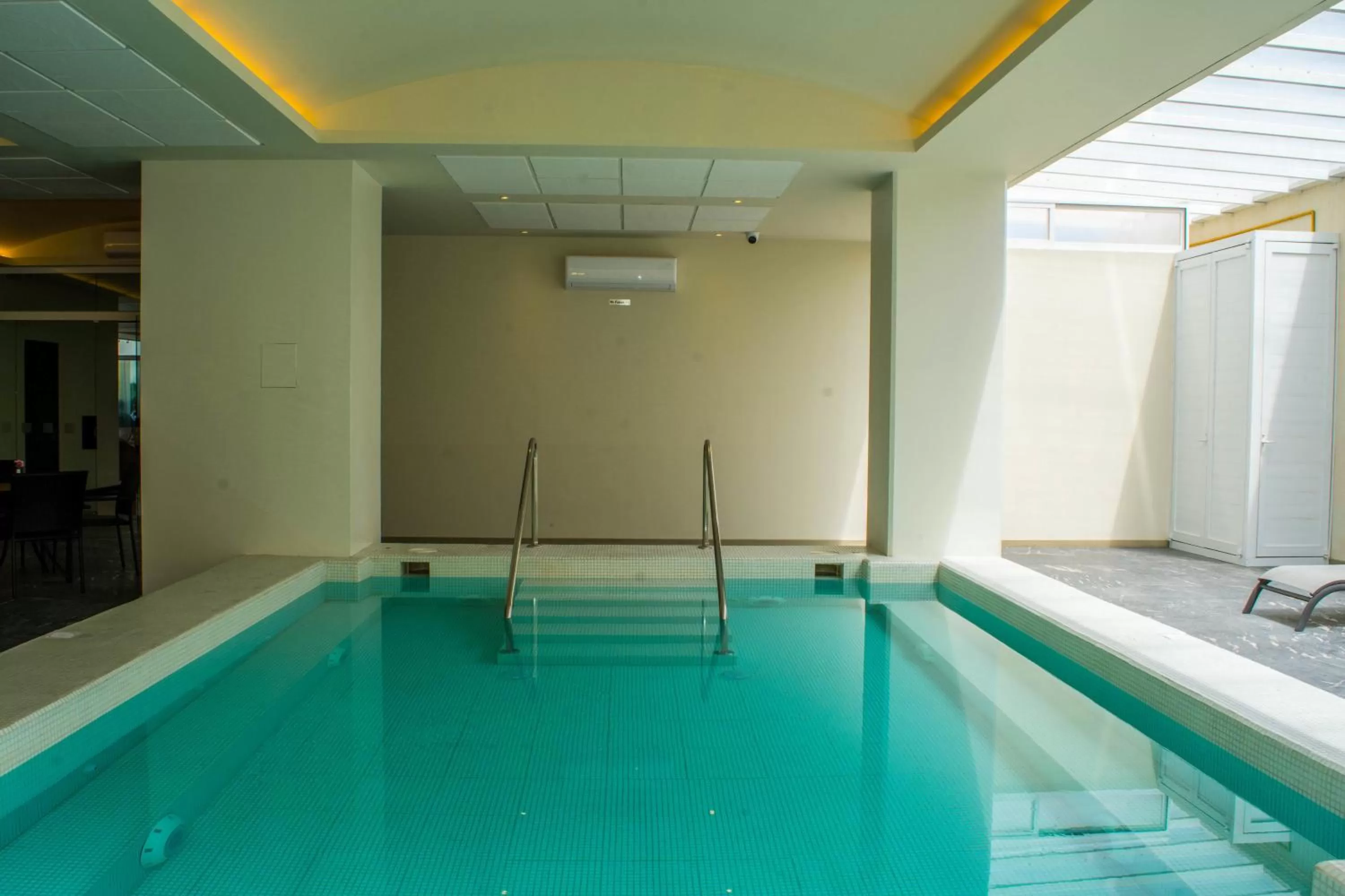 Swimming pool in Crown Victoria Hotel