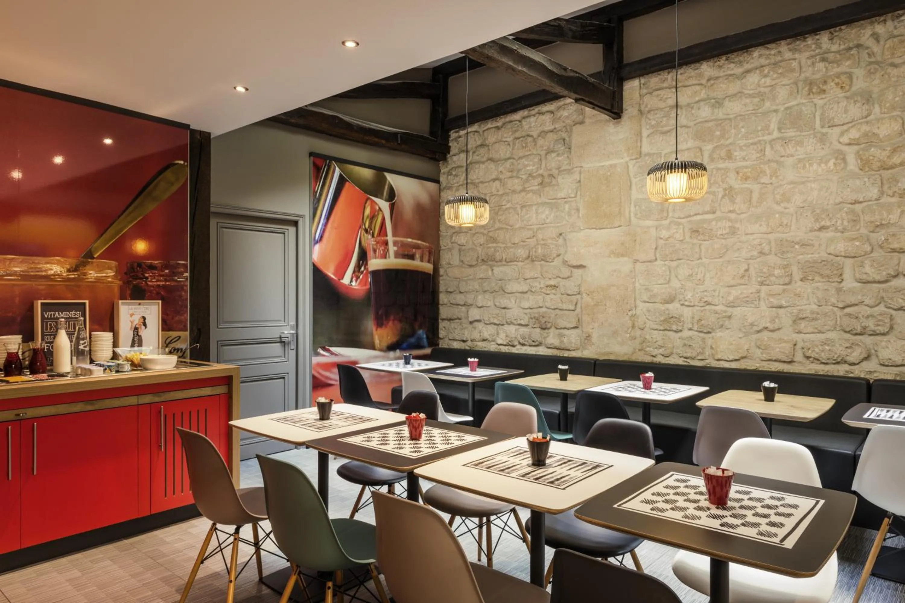 Restaurant/places to eat in ibis Paris Avenue de la Republique