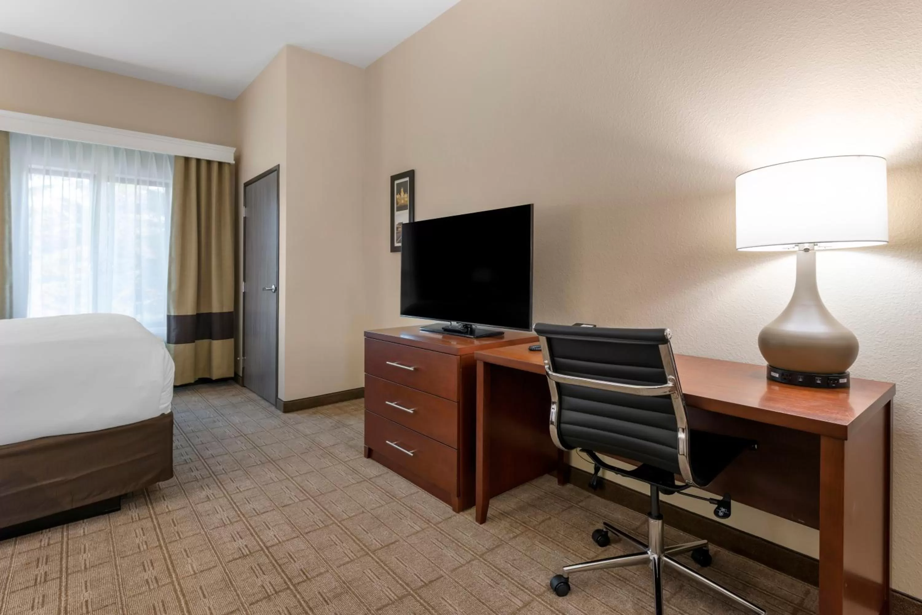 TV and multimedia, Bed in Comfort Inn & Suites North Mankato