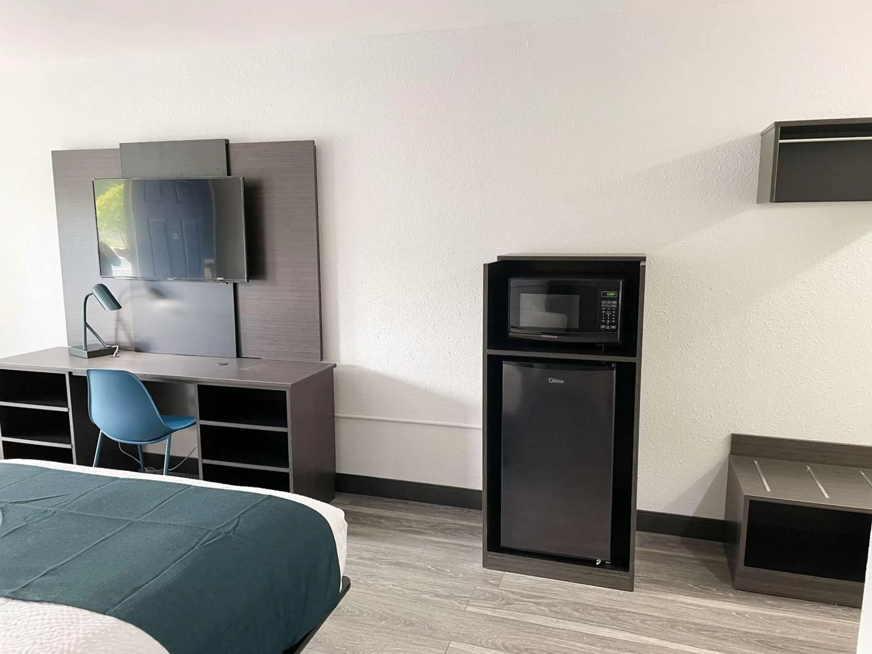 Deluxe King Room - Smoking in Motel 6 West Columbia SC Airport Deluxe King Room - Smoking in Motel 6 West Columbia SC Airport