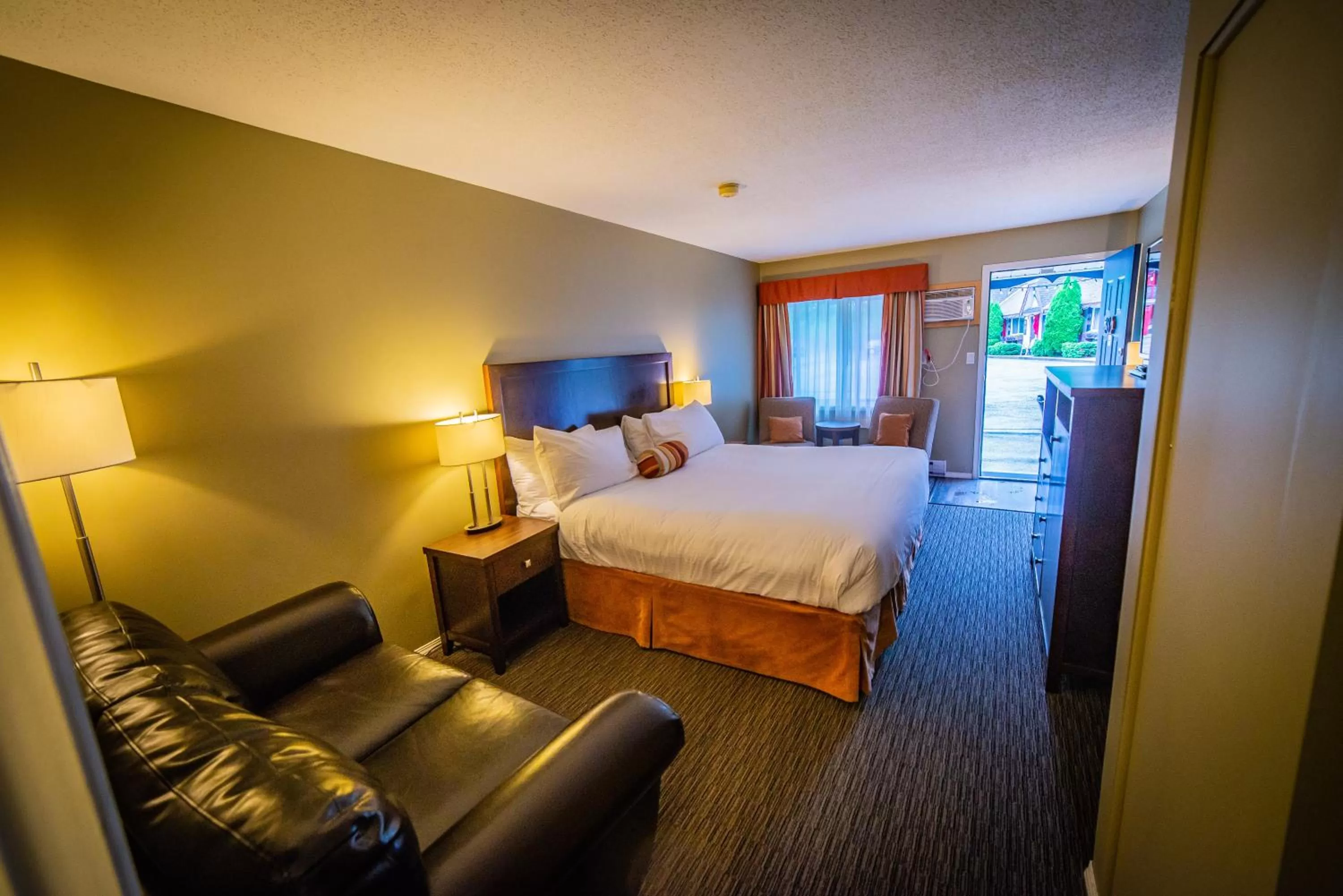 Photo of the whole room, Bed in Alpine Inn & Suites