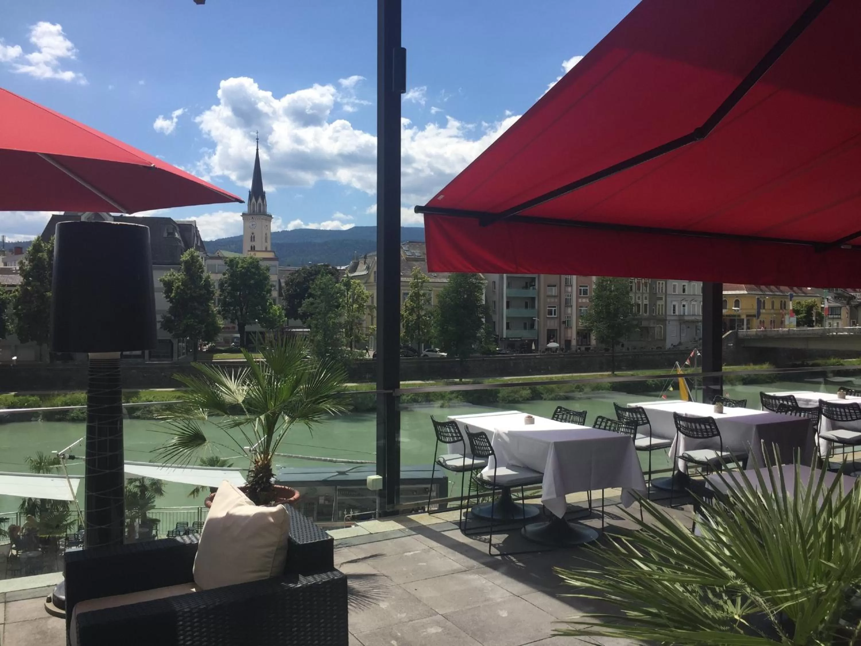 Lounge or bar in voco Villach by IHG