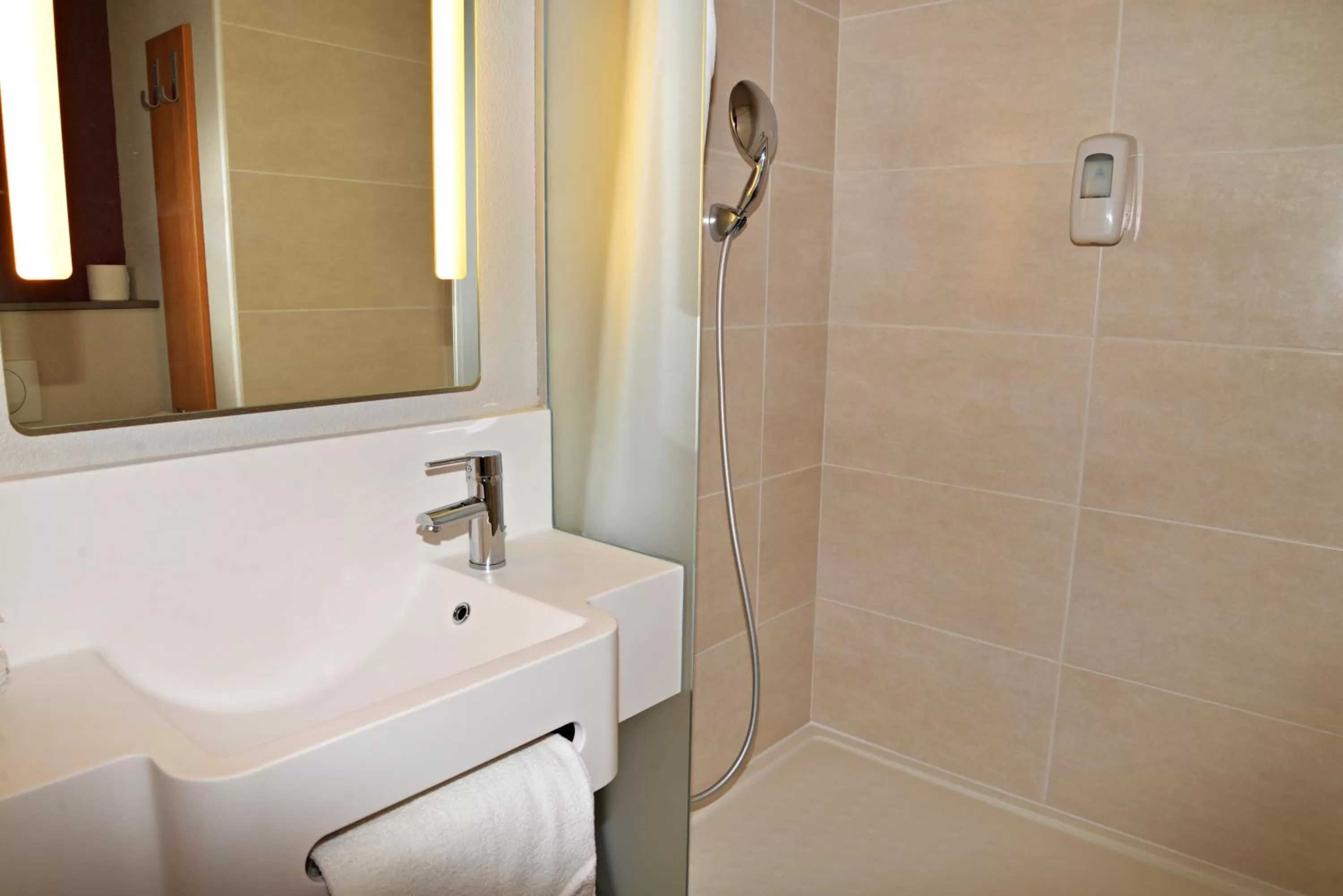 Bathroom in B&B HOTEL Alès - Pôle Mécanique