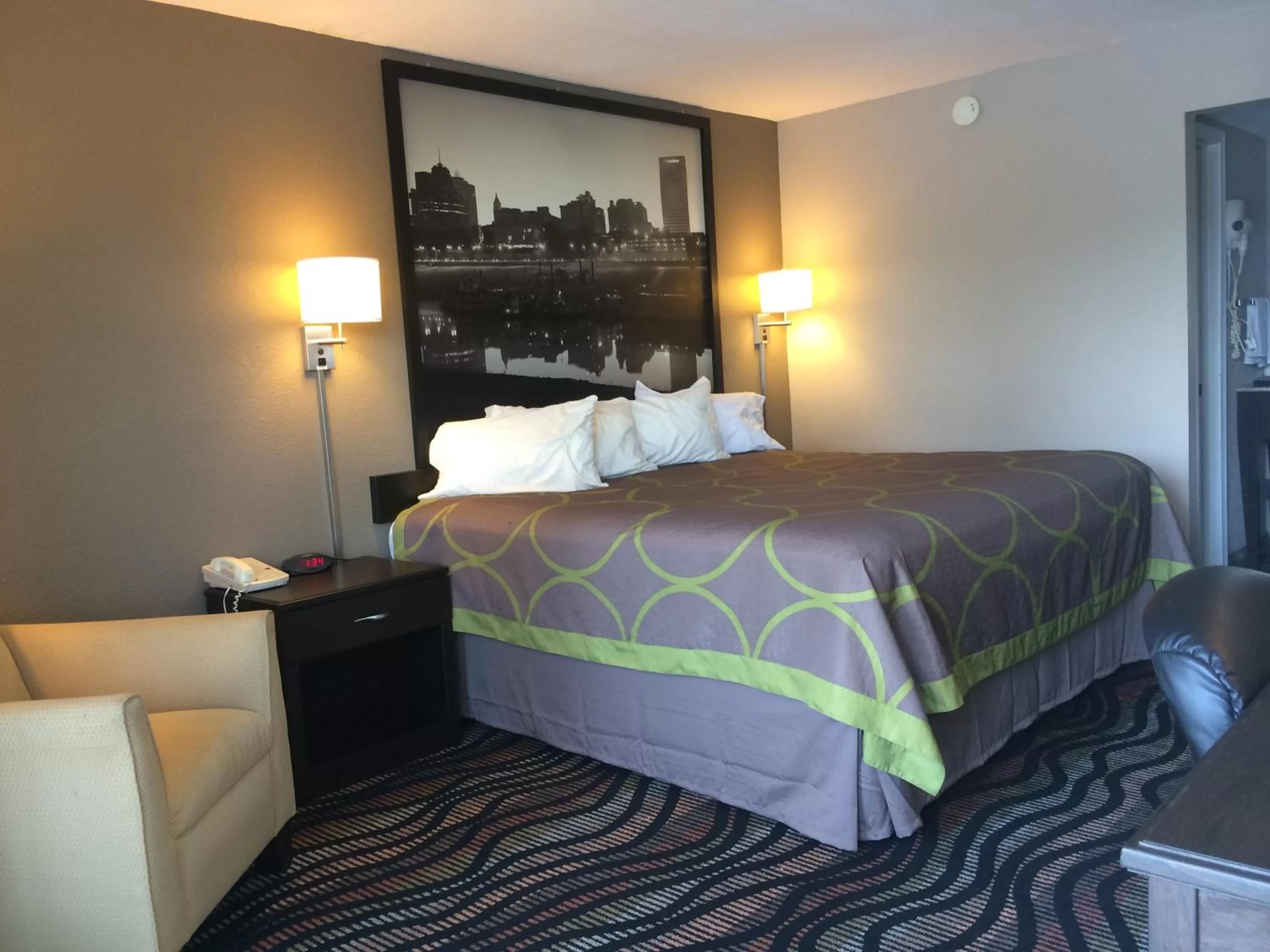 Bedroom, Bed in Super 8 by Wyndham Lakeland