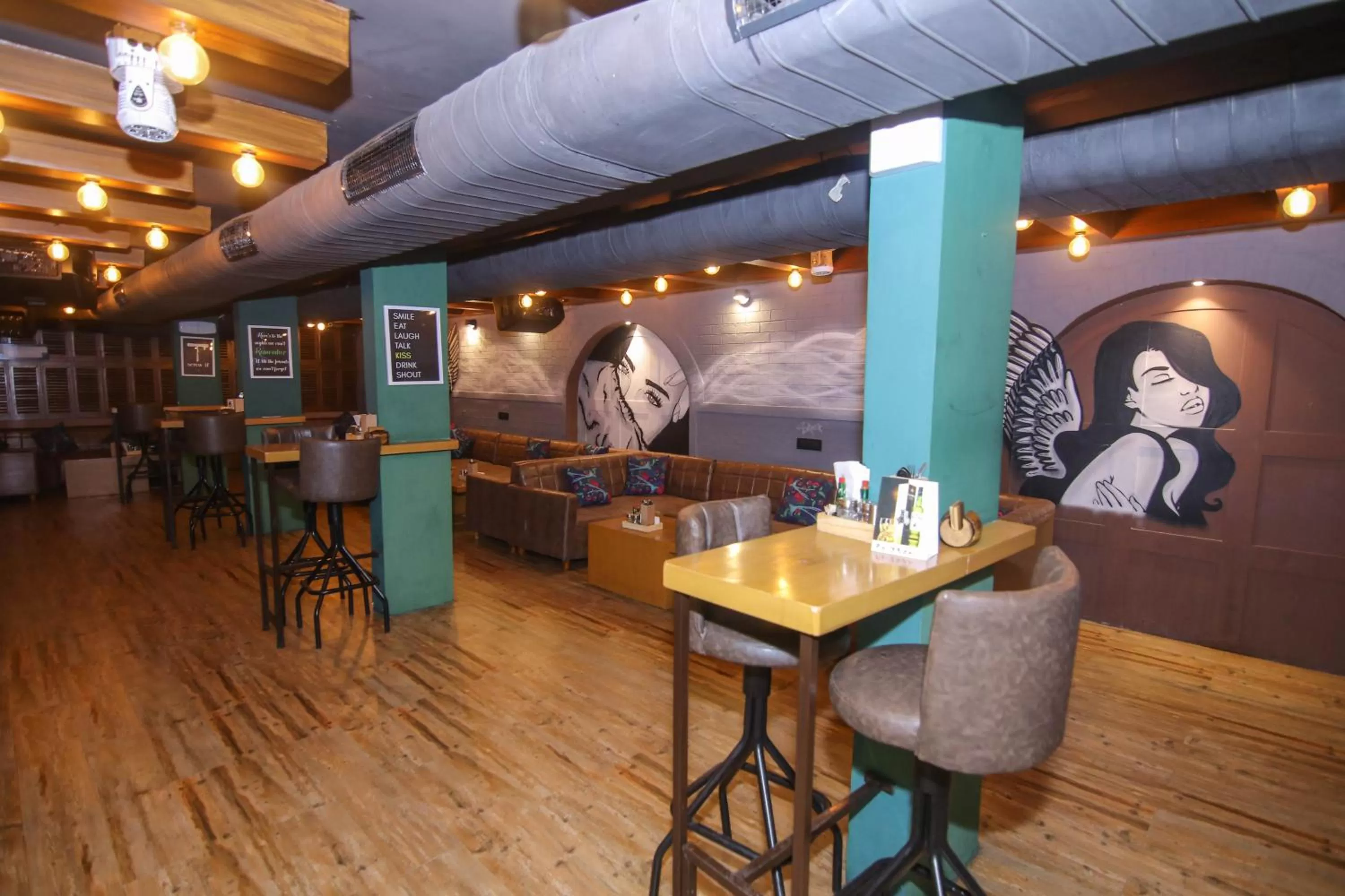 Restaurant/places to eat in Lytton Hotel