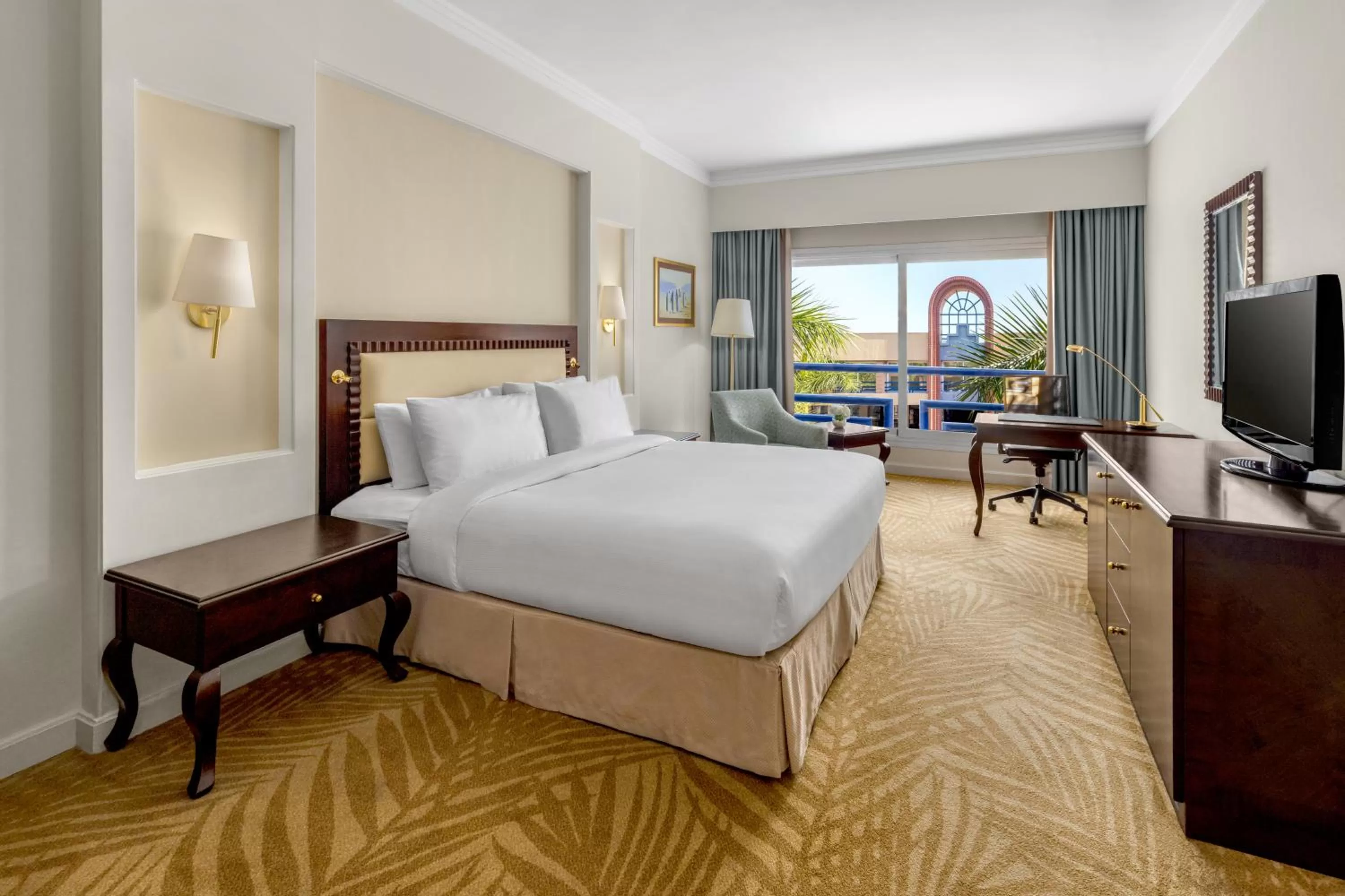 Bed in Hilton Alexandria Green Plaza