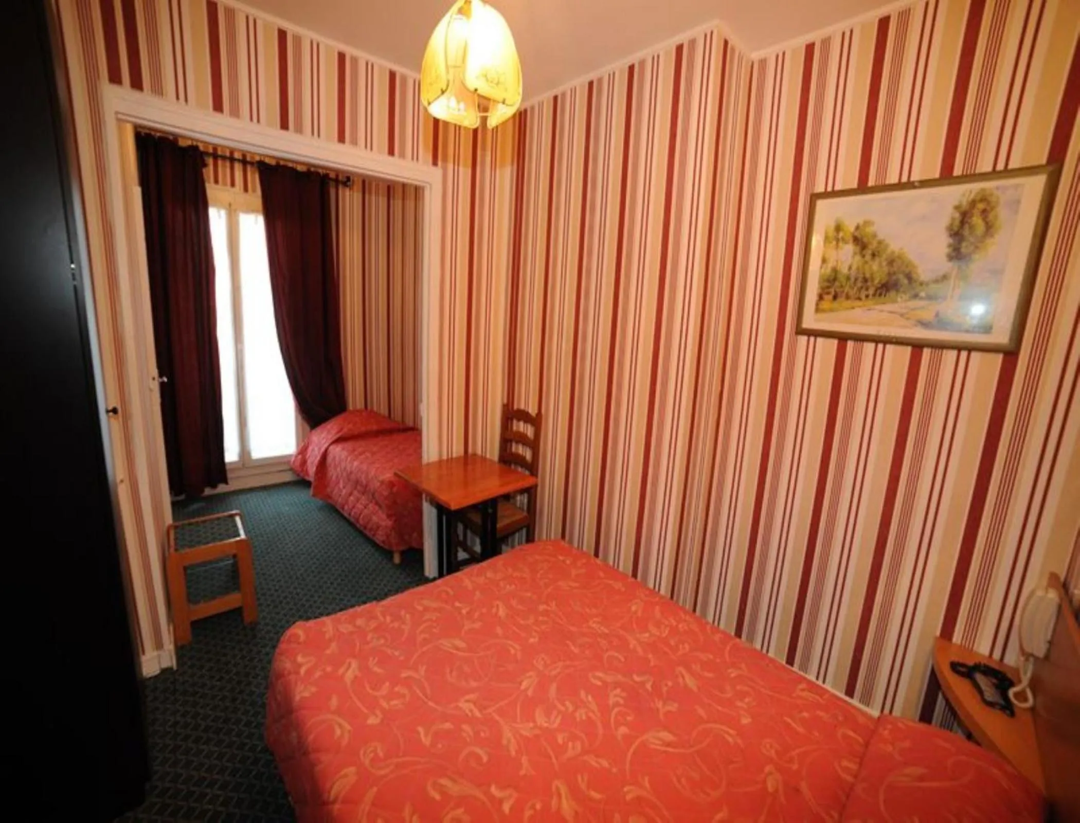 Photo of the whole room, Bed in Sully Hôtel