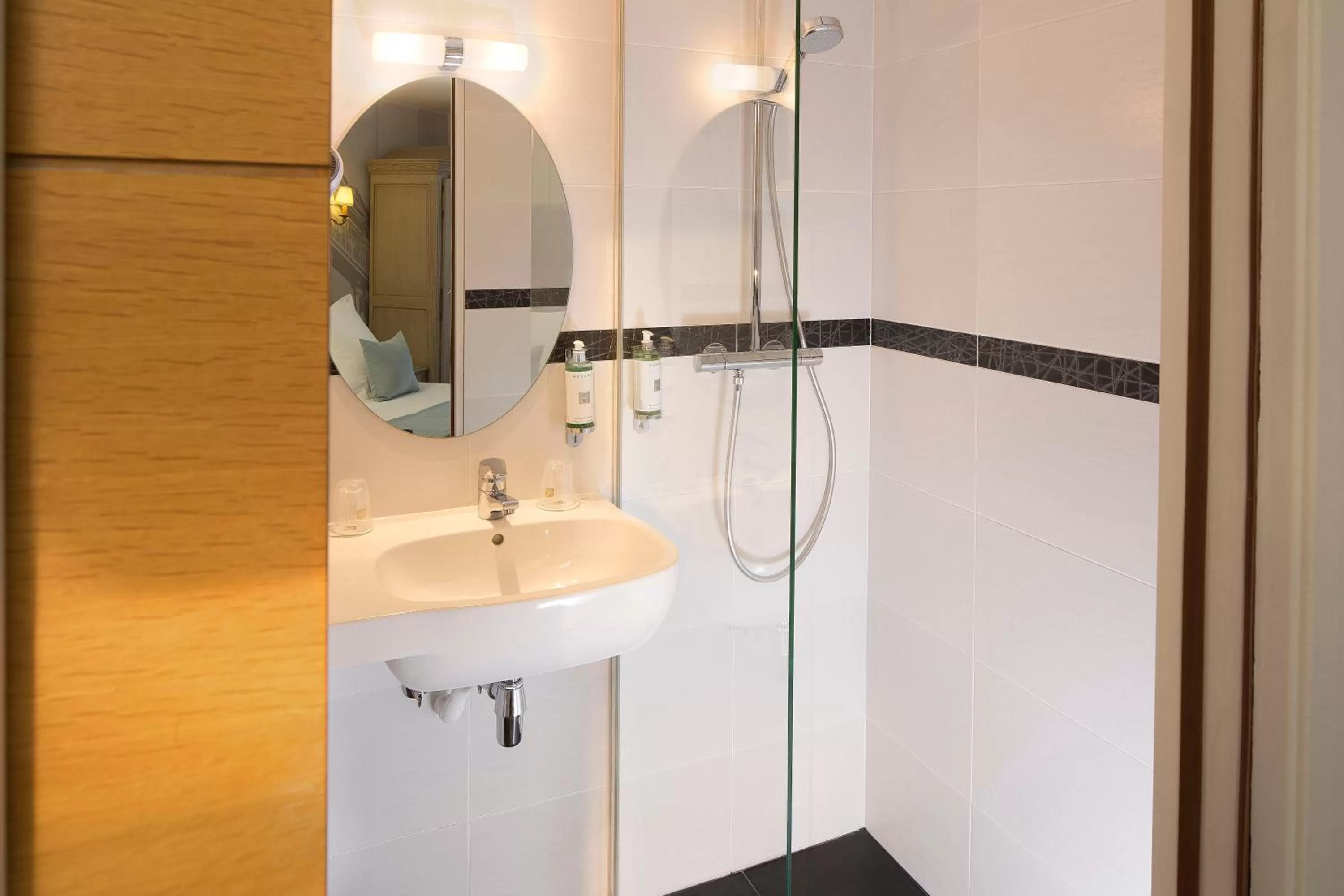 Shower in Hotel Plaza Elysées